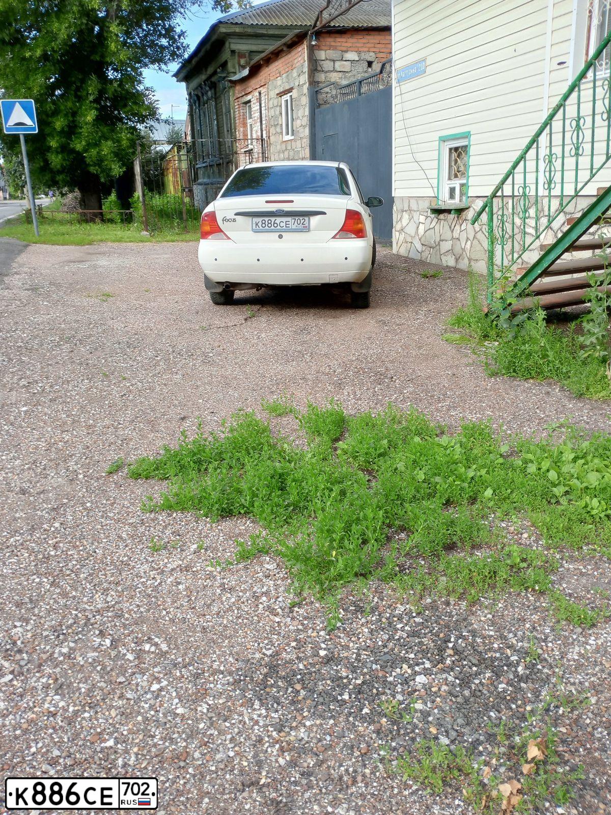 Фото автомобиля FORD FOCUS, 2001 — госномер К574СУ702. Цвет: Белый
