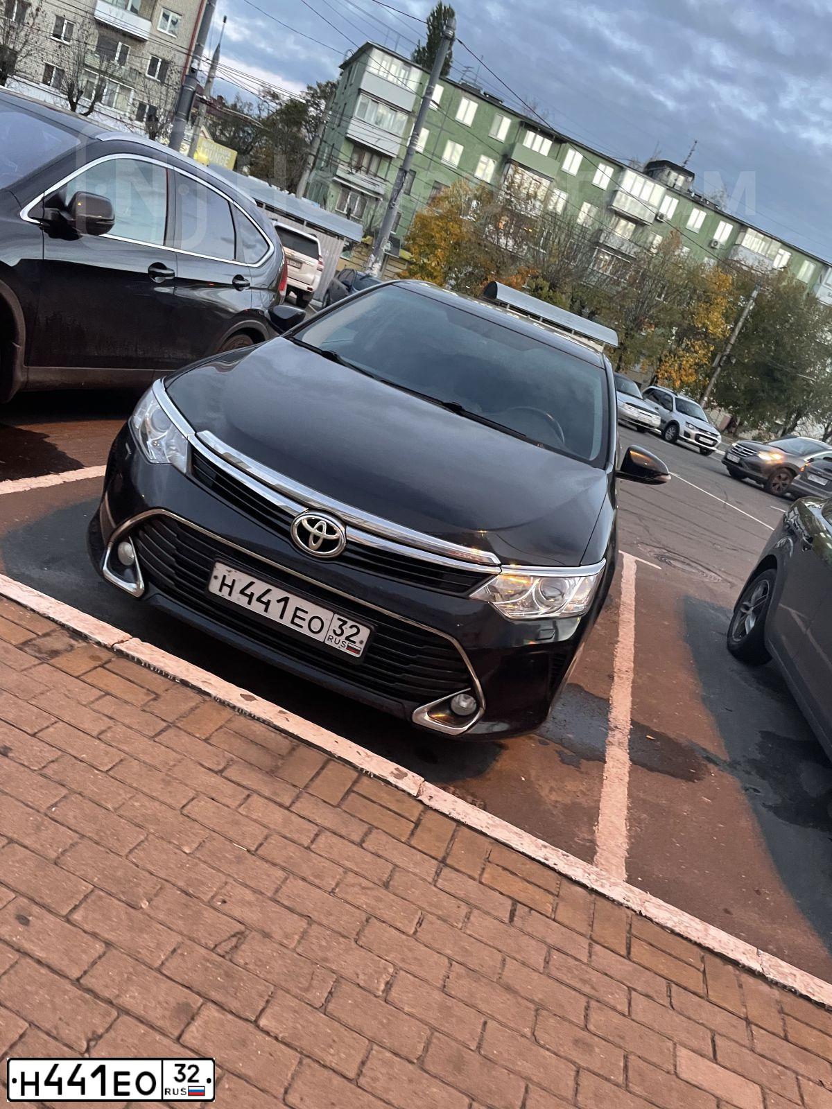 Фото автомобиля TOYOTA CAMRY, 2016 — госномер Н441ЕО32. Цвет: ЧЕРНЫЙ МЕТАЛЛИК