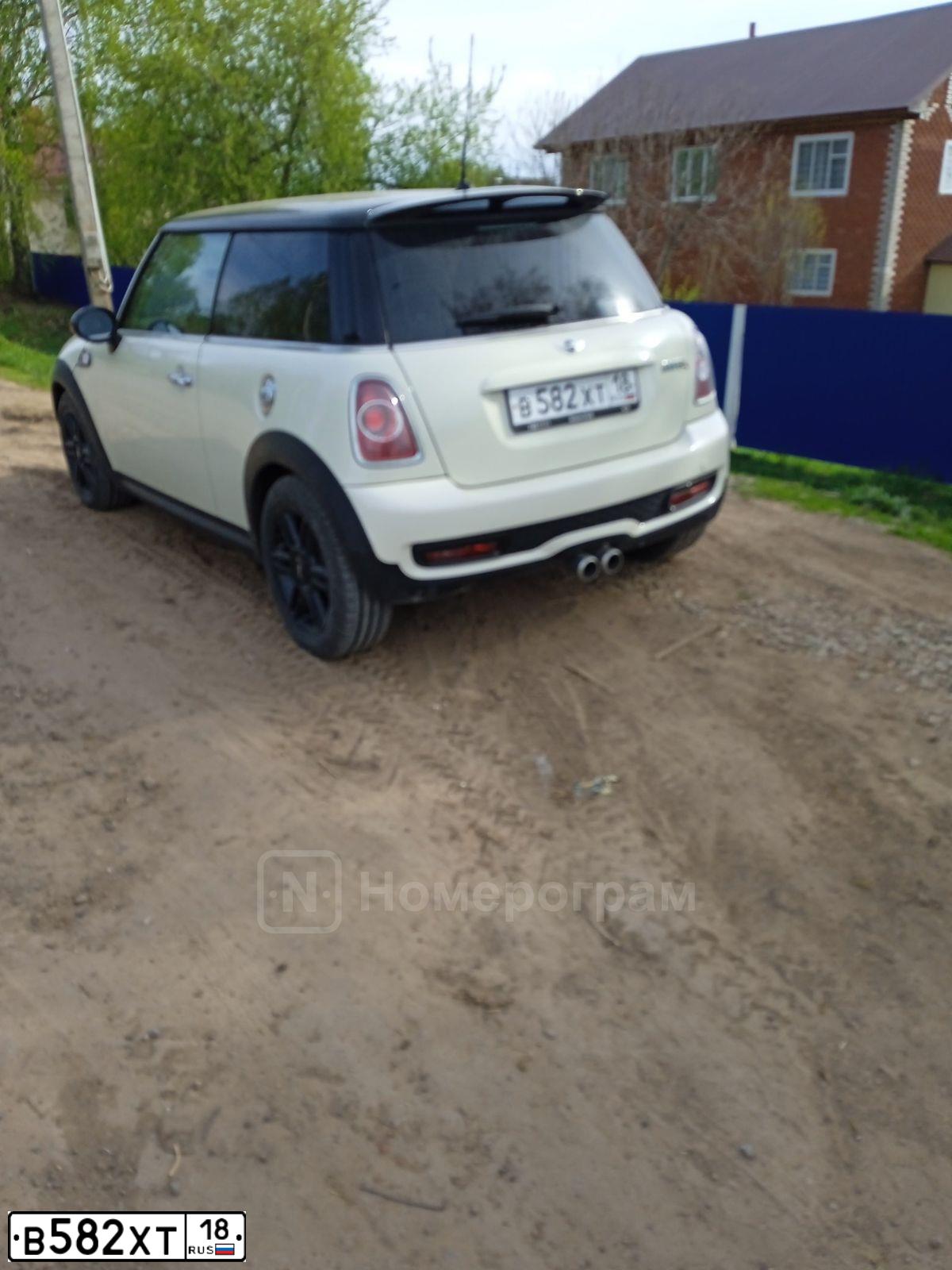 Фото автомобиля MINI МИНИ КУПЕР S, 2013 — госномер В582ХТ18. Цвет: Белый
