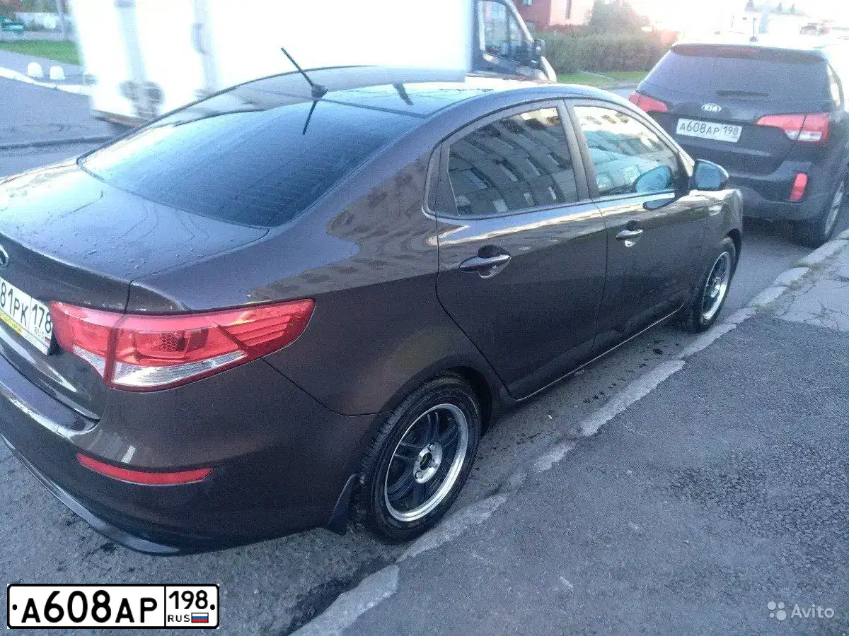 Фото автомобиля KIA SORENTO, 2018 — госномер А608АР198. Цвет: ЧЕРНЫЙ