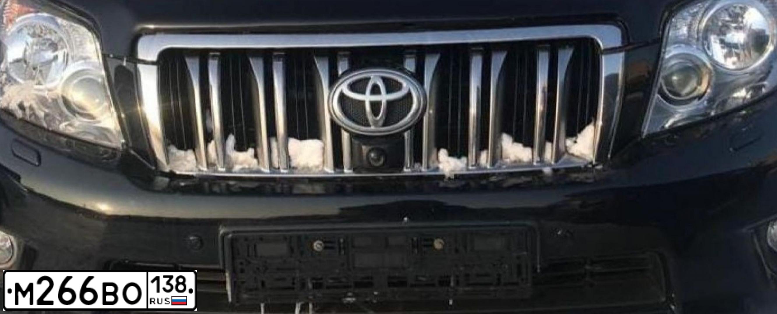 Фото автомобиля TOYOTA LANDCRUISER, 2010 — госномер К832ТУ38. Цвет: ЧЕРНЫЙ