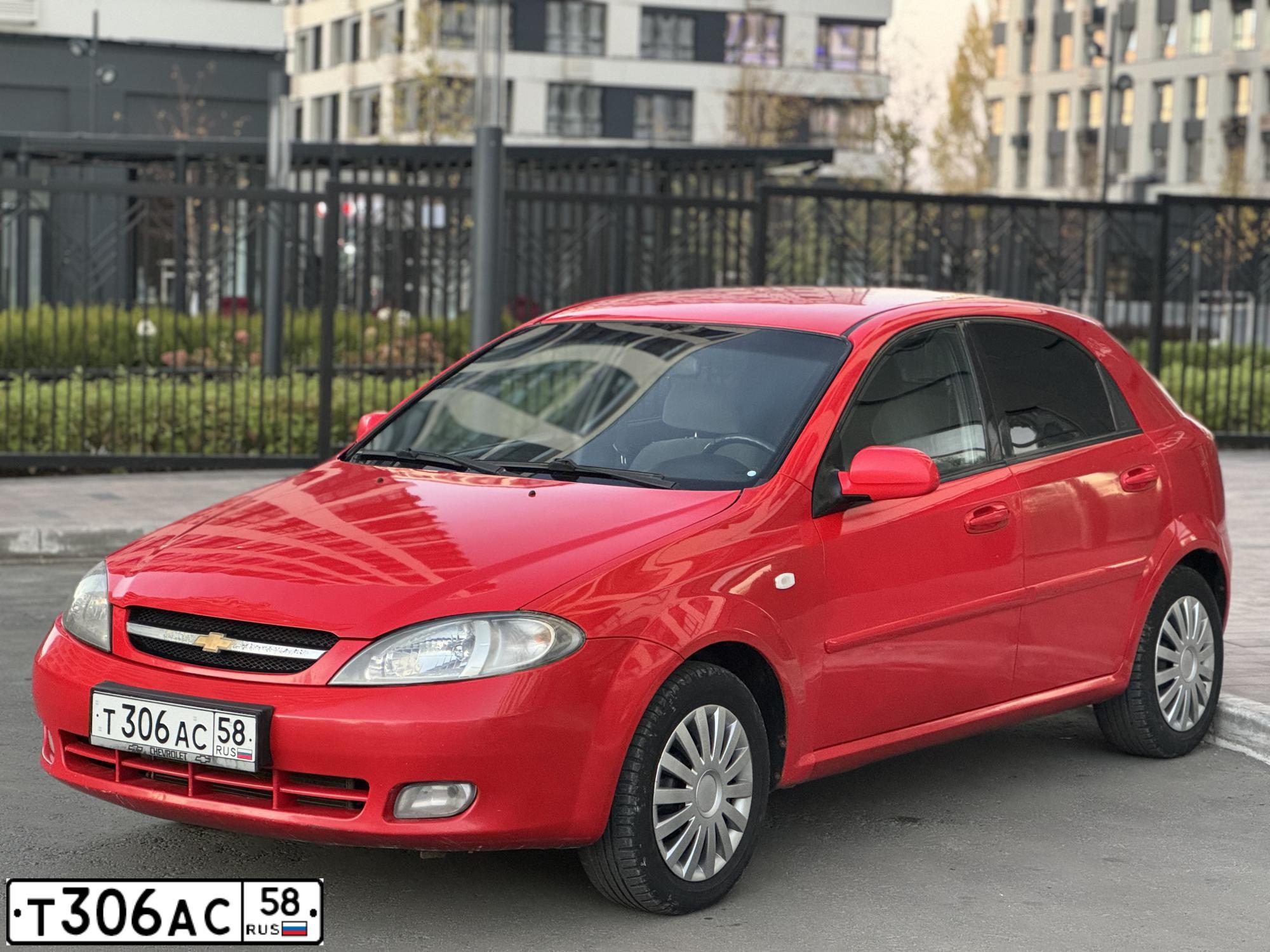 Фото автомобиля CHEVROLET LACETTI, 2005 — госномер Т306АС58. Цвет: Красный