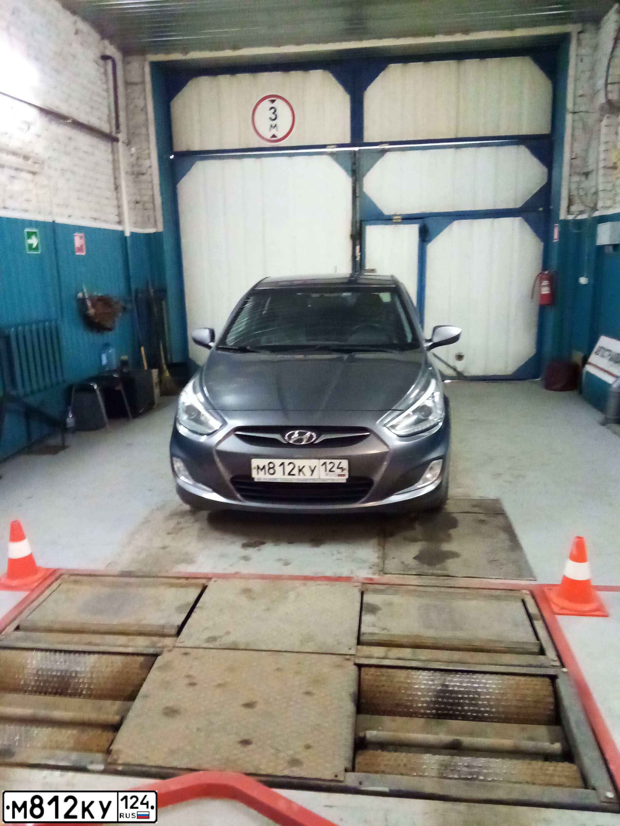 Фото автомобиля HYUNDAI SOLARIS, 2013 — госномер М812КУ124. Цвет: ЧЕРНО-СЕРЫЙ