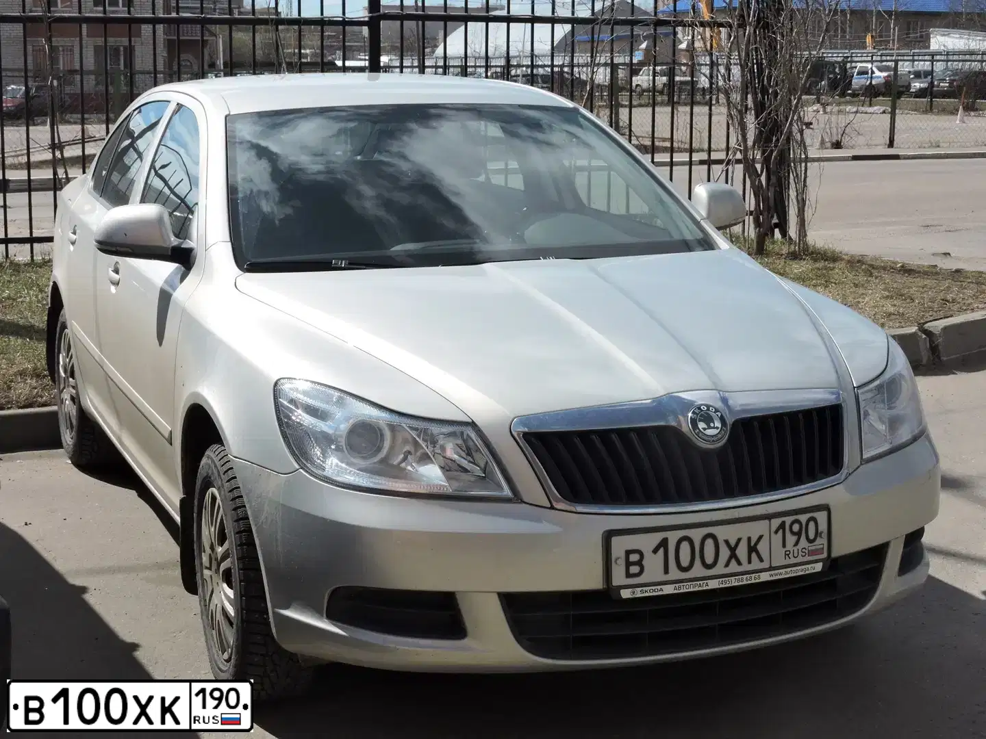 Фото автомобиля SKODA OCTAVIA, 2012 — госномер В100ХК190. Цвет: ЖЕЛТЫЙ