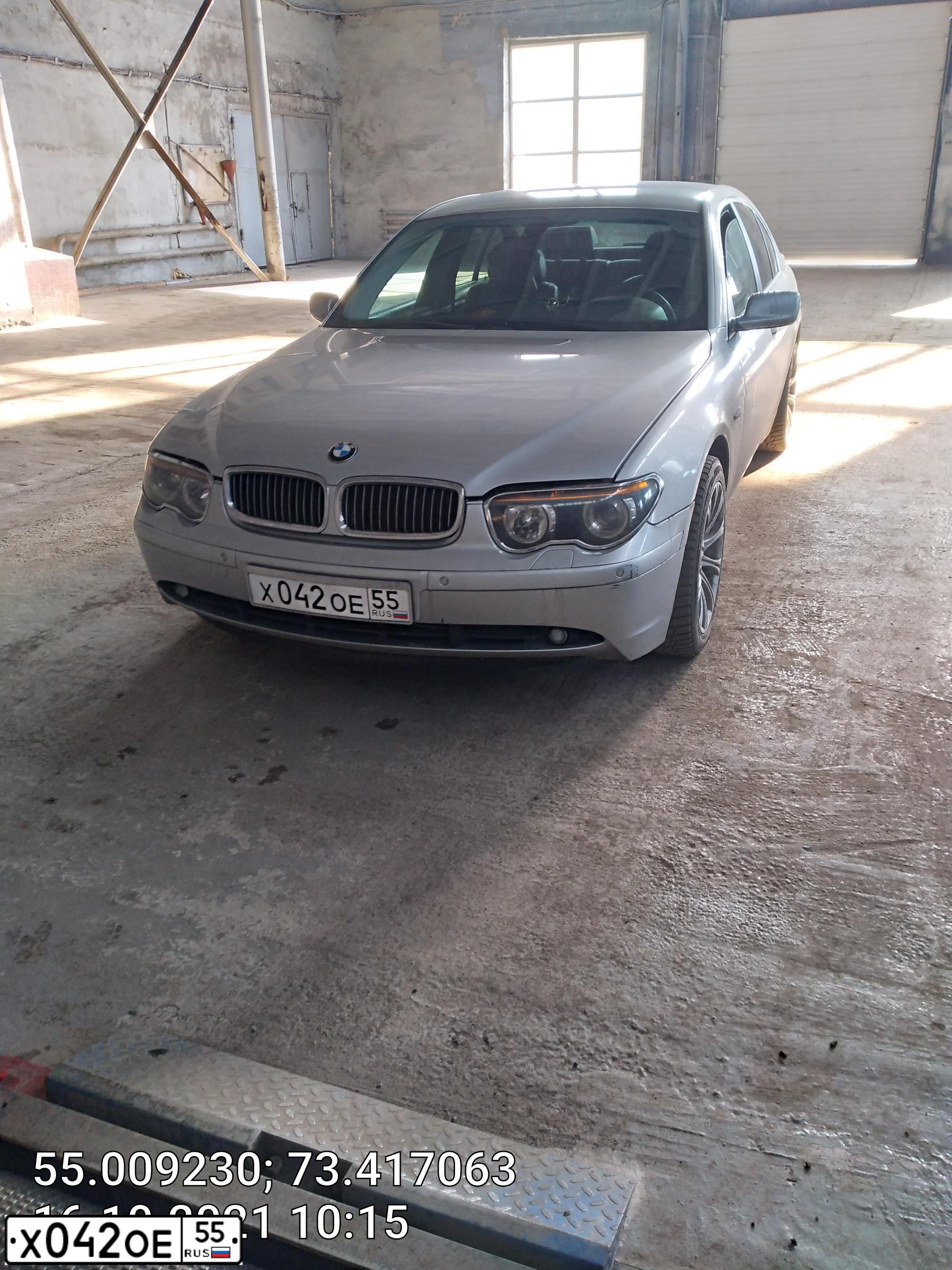 Фото автомобиля BMW SERIE 7, 2003 — госномер Х042ОЕ55. Цвет: БЕЛЫЙ (СЕРЕБРИСТЫЙ)