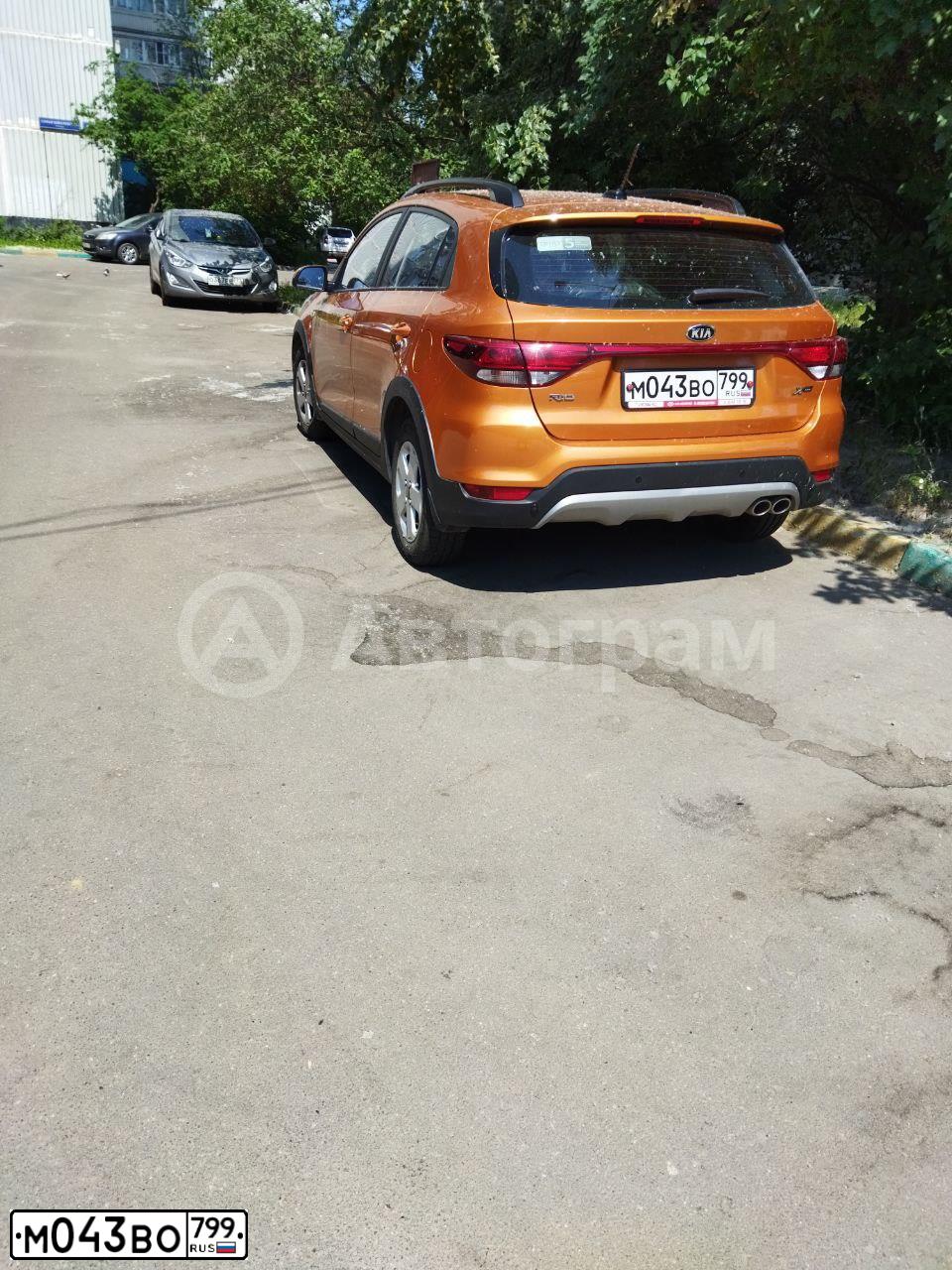 Фото автомобиля KIA RIO, 2017 — госномер М043ВО799. Цвет: Оранжевый