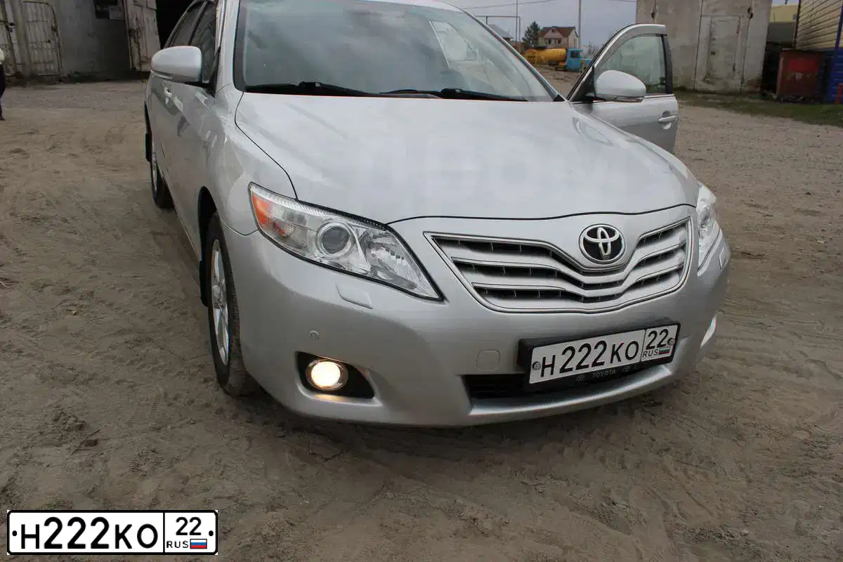 Фото автомобиля TOYOTA CAMRY, 2010 — госномер Н222КО22. Цвет: СЕРЕБРИСТЫЙ МЕТАЛЛИК