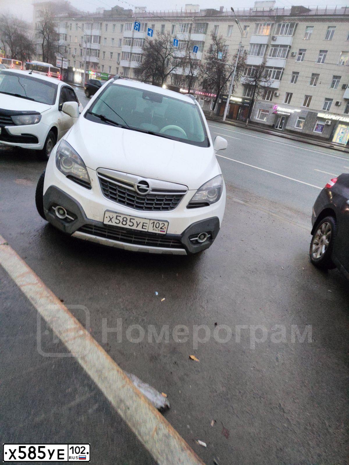 Фото автомобиля ОПЕЛЬ МОККА, 2013 — госномер Н372АУ702. Цвет: Белый