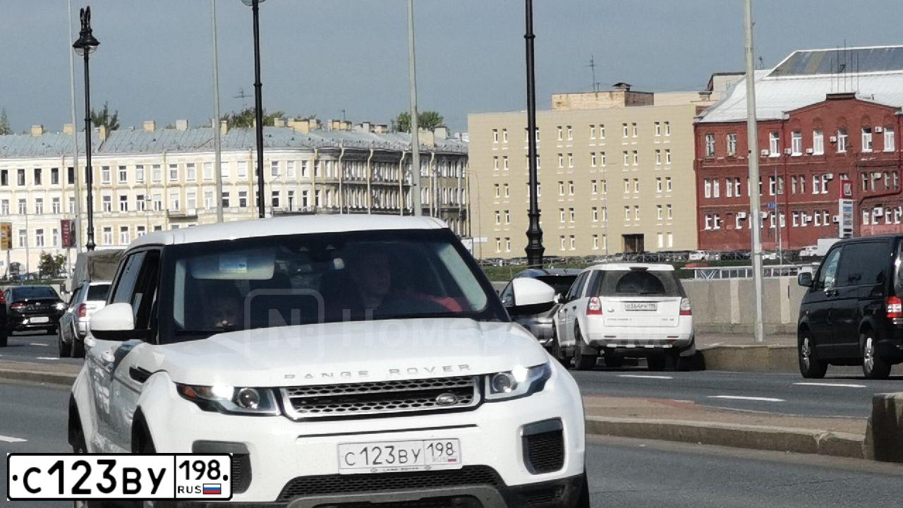 Фото автомобиля LAND-ROVER LAND ROVER RANGE ROVER EVOQUE, 2017 — госномер С123ВУ198. Цвет: Белый
