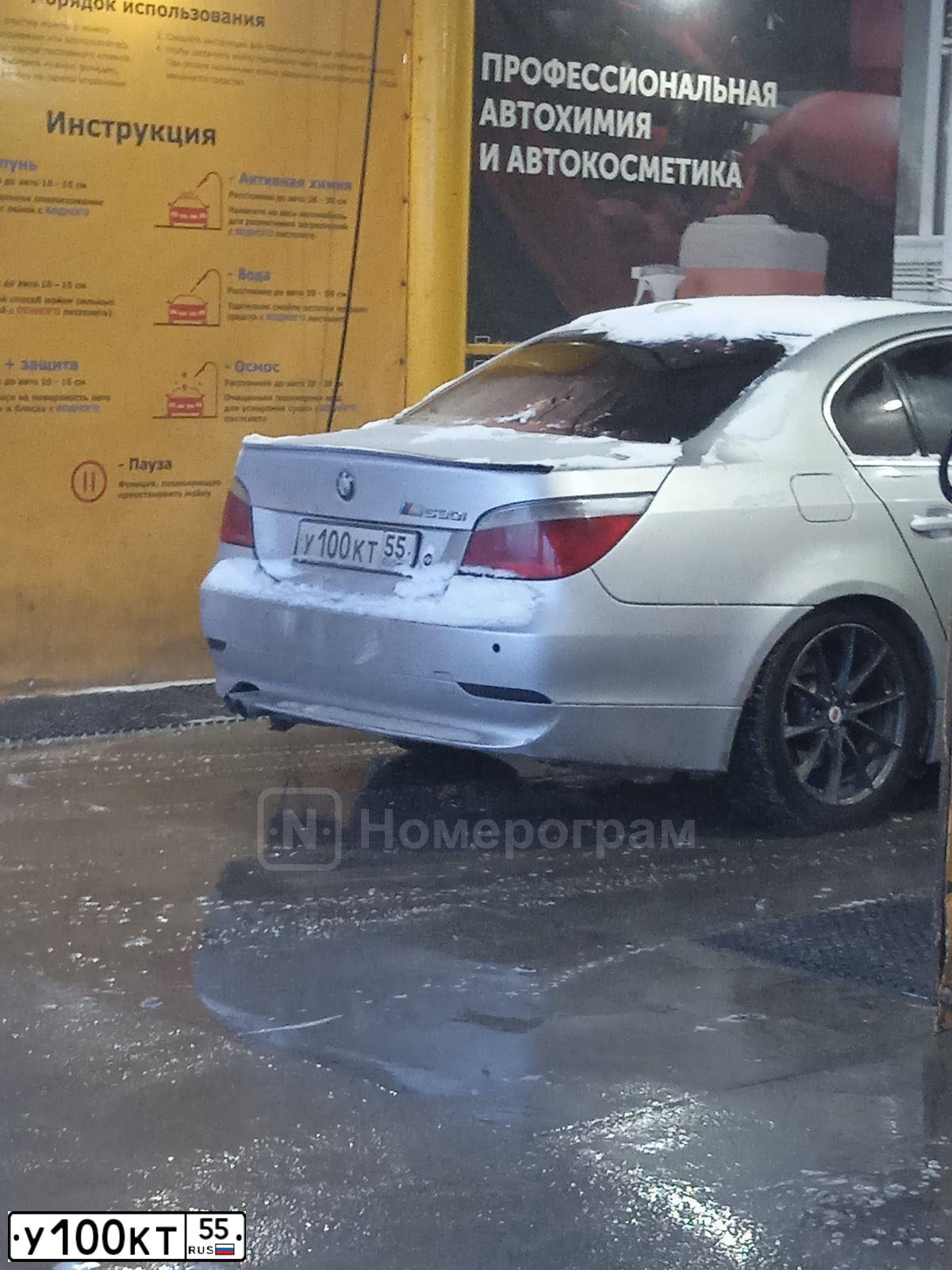 Фото автомобиля BMW SERIE 5, 2004 — госномер Е005ТЕ54. Цвет: СЕРЕБРИСТЫЙ