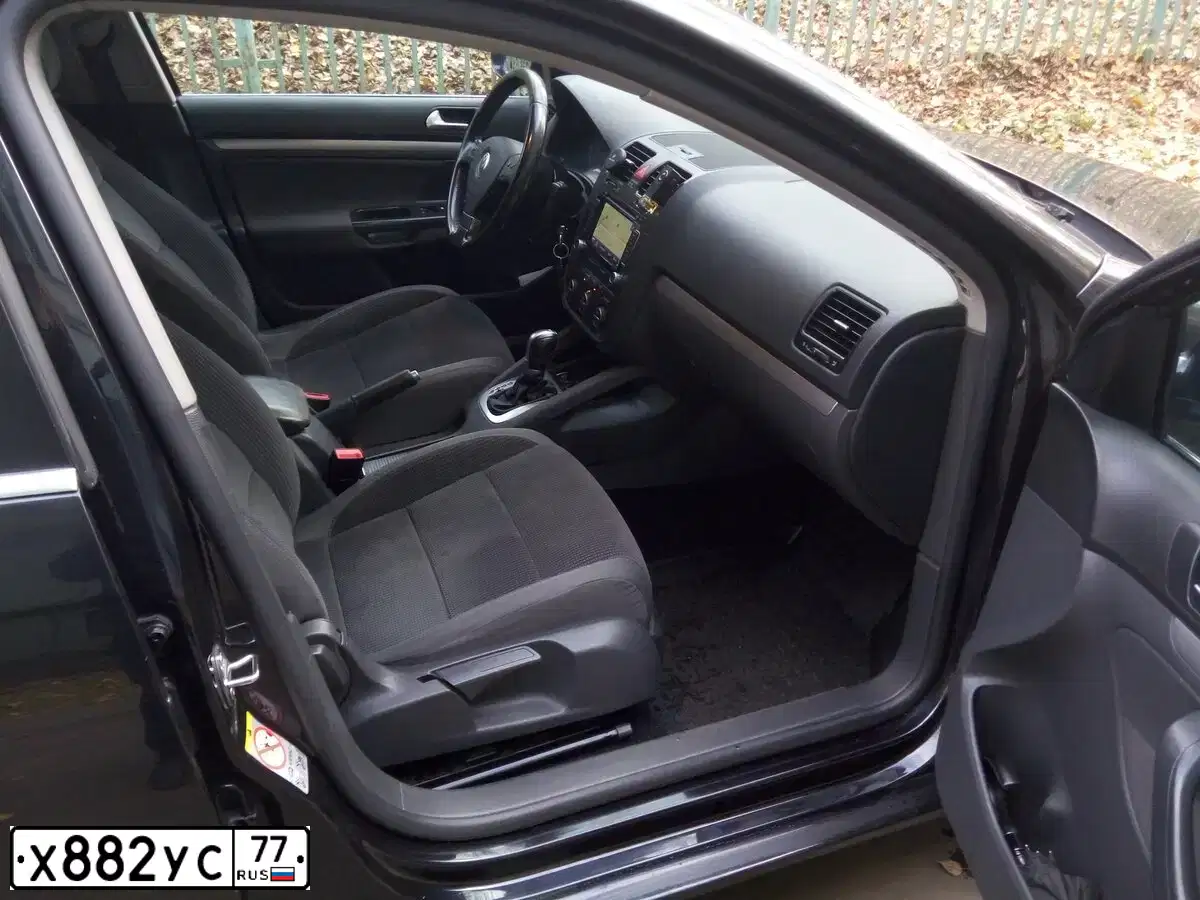 Фото автомобиля VOLKSWAGEN  GOLF, 2008 — госномер Р737ОН32. Цвет: ЧЕРНЫЙ