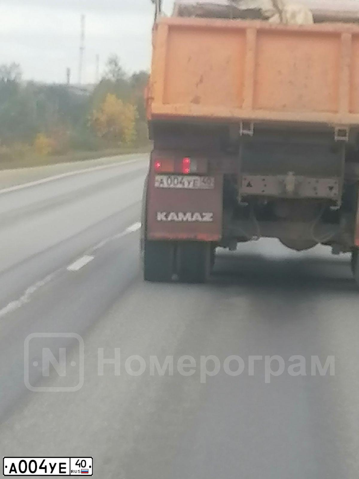 Фото автомобиля KAMAZ 55111 /6X4/, 2005 — госномер А004УЕ40. Цвет: ОРАНЖЕВЫЙ