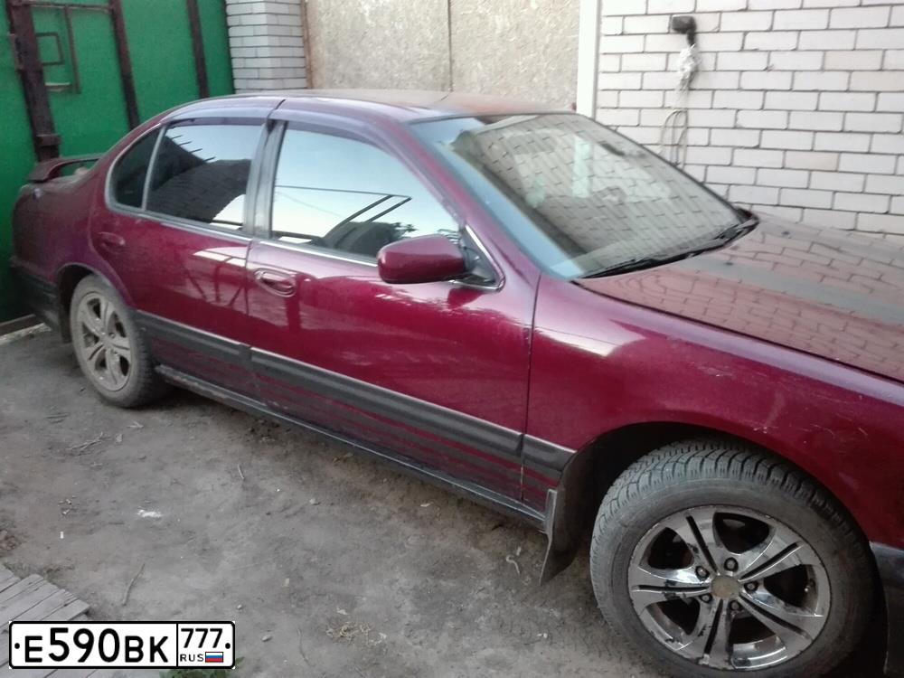 Фото автомобиля NISSAN MAXIMA, 1996 — госномер Е590ВК777. Цвет: ВИШНЕВЫЙ