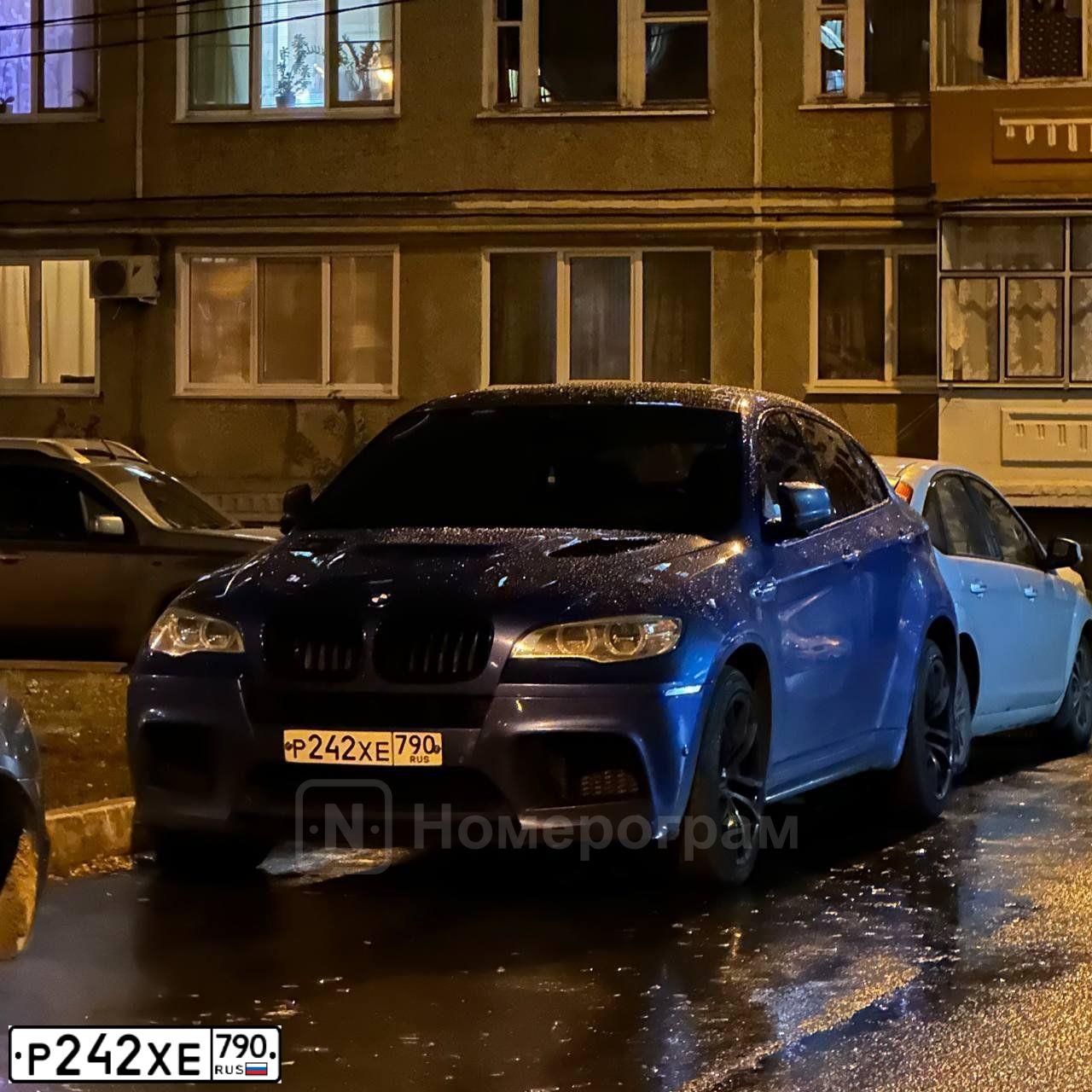 Фото автомобиля BMW X6M, 2011 — госномер Р242ХЕ790. Цвет: синий