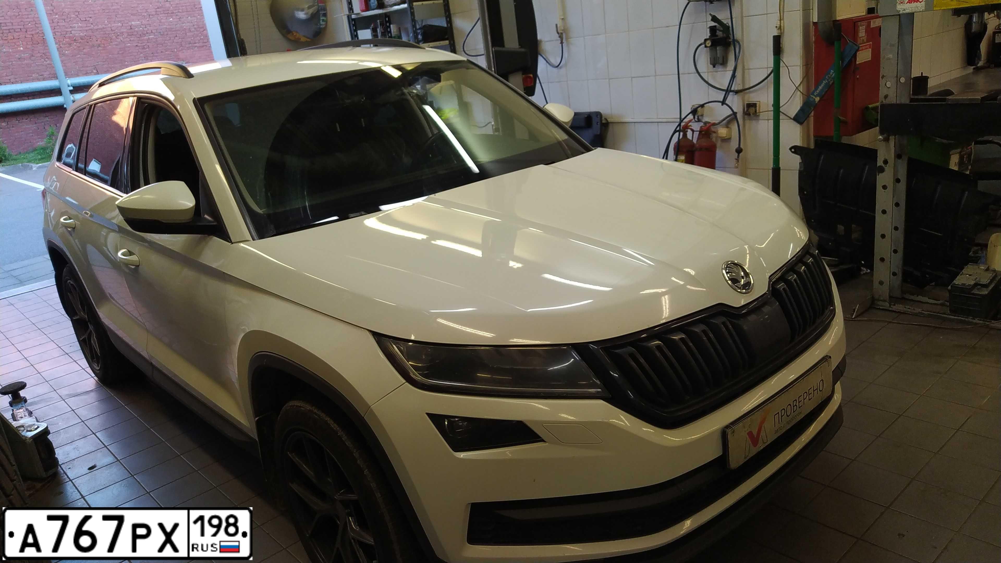 Фото автомобиля SKODA KODIAQ, 2018 — госномер А767РХ198. Цвет: БЕЛЫЙ