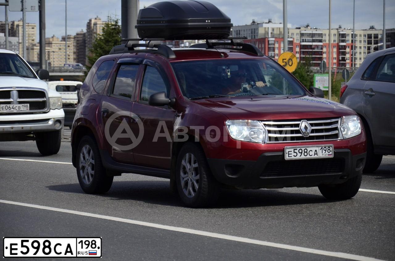 Фото автомобиля RENAULT DUSTER, 2015 — госномер Е598СА198. Цвет: Красный