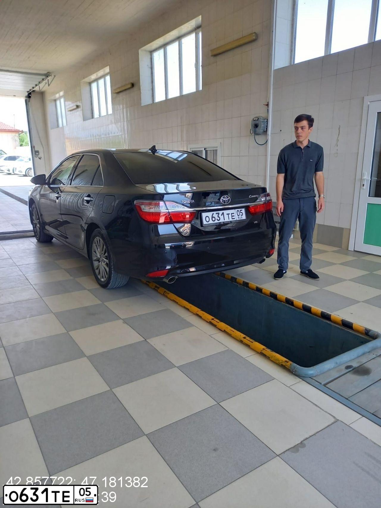 Фото автомобиля TOYOTA CAMRY, 2016 — госномер А002ХМ95. Цвет: ЧЕРНЫЙ МЕТ.