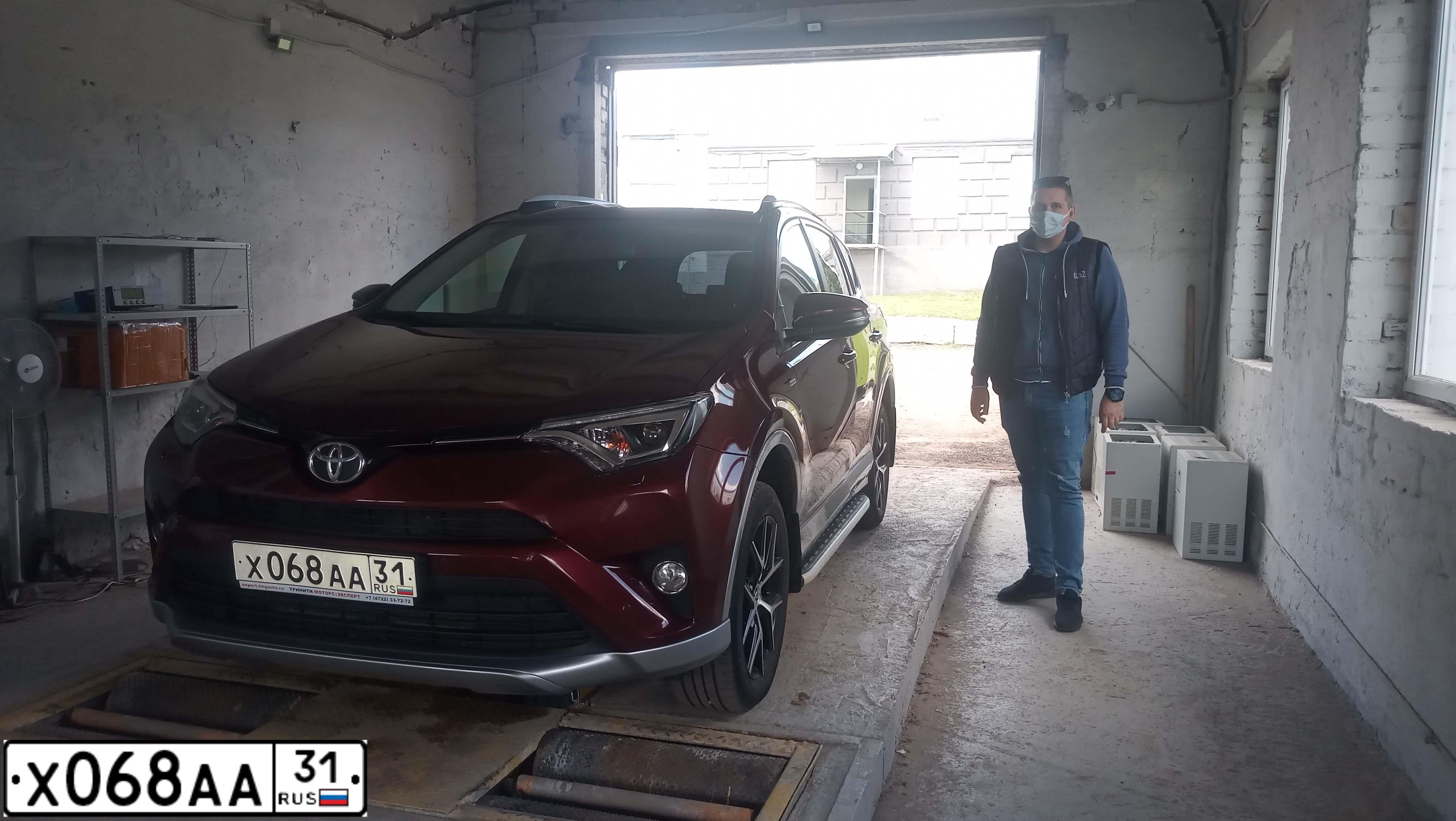 Фото автомобиля TOYOTA RAV4, 2017 — госномер О597РХ31. Цвет: темно-красный металлик