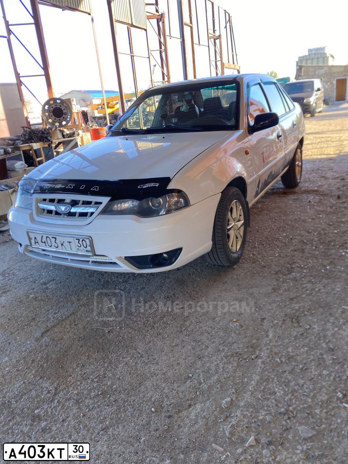 Фото автомобиля DAEWOO NEXIA, 2012 — госномер А403КТ30. Цвет: БЕЛО-ДЫМЧАТЫЙ