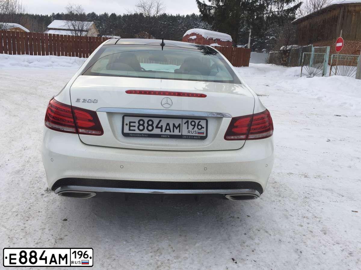 Фото автомобиля MERCEDES E-KLASSE, 2014 — госномер Т428ХЕ174. Цвет: БЕЛЫЙ