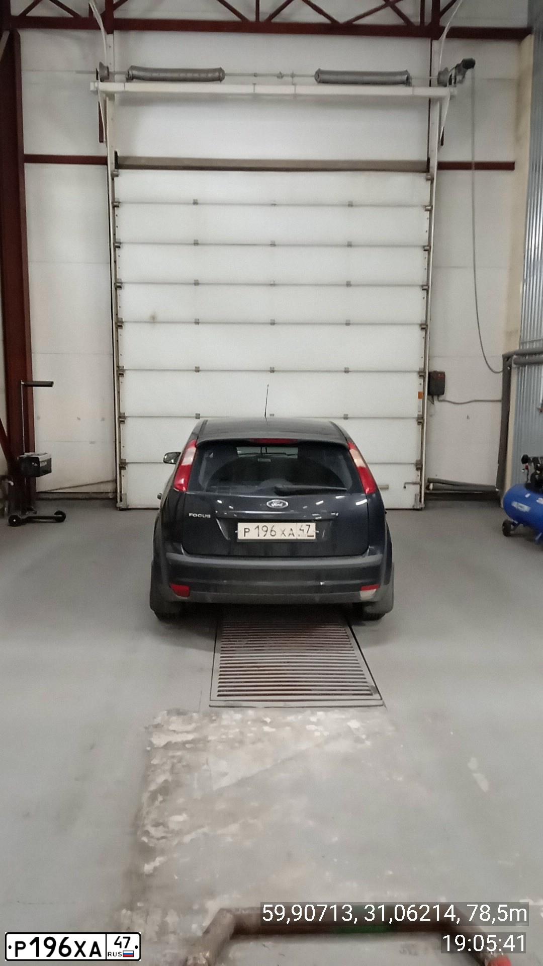Фото автомобиля FORD FOCUS, 2007 — госномер Р145ЕР98. Цвет: ЧЕРНЫЙ