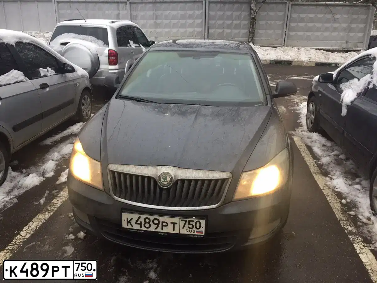 Фото автомобиля SKODA OCTAVIA, 2013 — госномер Р223АК40. Цвет: ТЕМНО-СЕРЫЙ