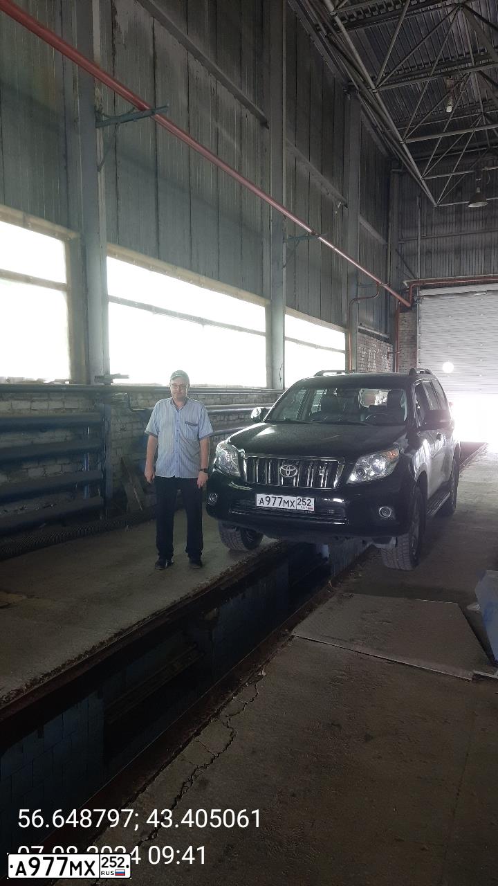 Фото автомобиля TOYOTA LAND CRUISER 150 (PRADO), 2013 — госномер Е214ОМ51. Цвет: ЧЕРНЫЙ