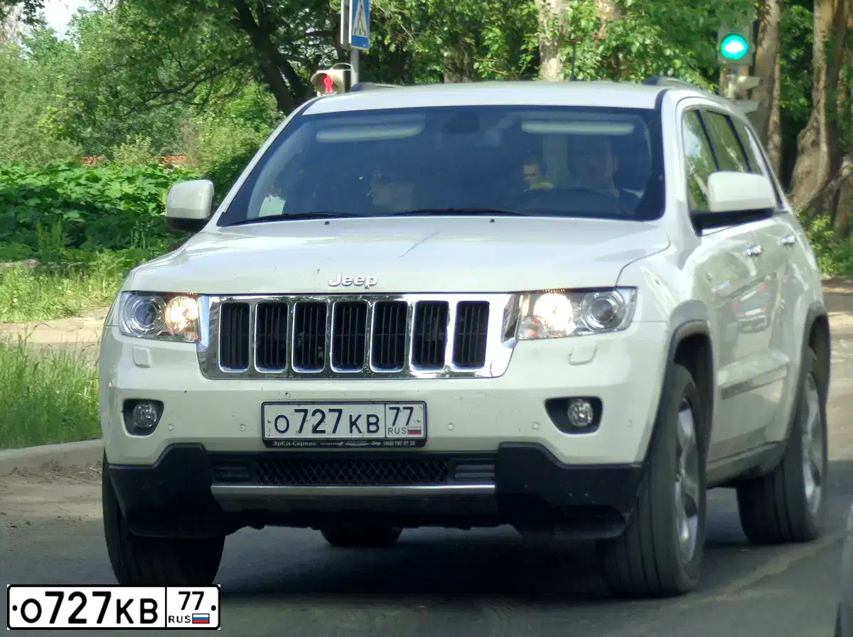 Фото автомобиля JEEP GRAND CHEROKEE, 2012 — госномер У760ЕК977. Цвет: Белый