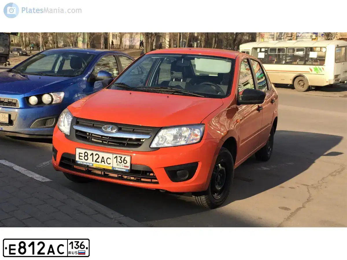 Фото автомобиля LADA 2190 GRANTA, 2017 — госномер Е812АС136. Цвет: ОРАНЖЕВЫЙ ПЕРЛАМУТРОВЫЙ