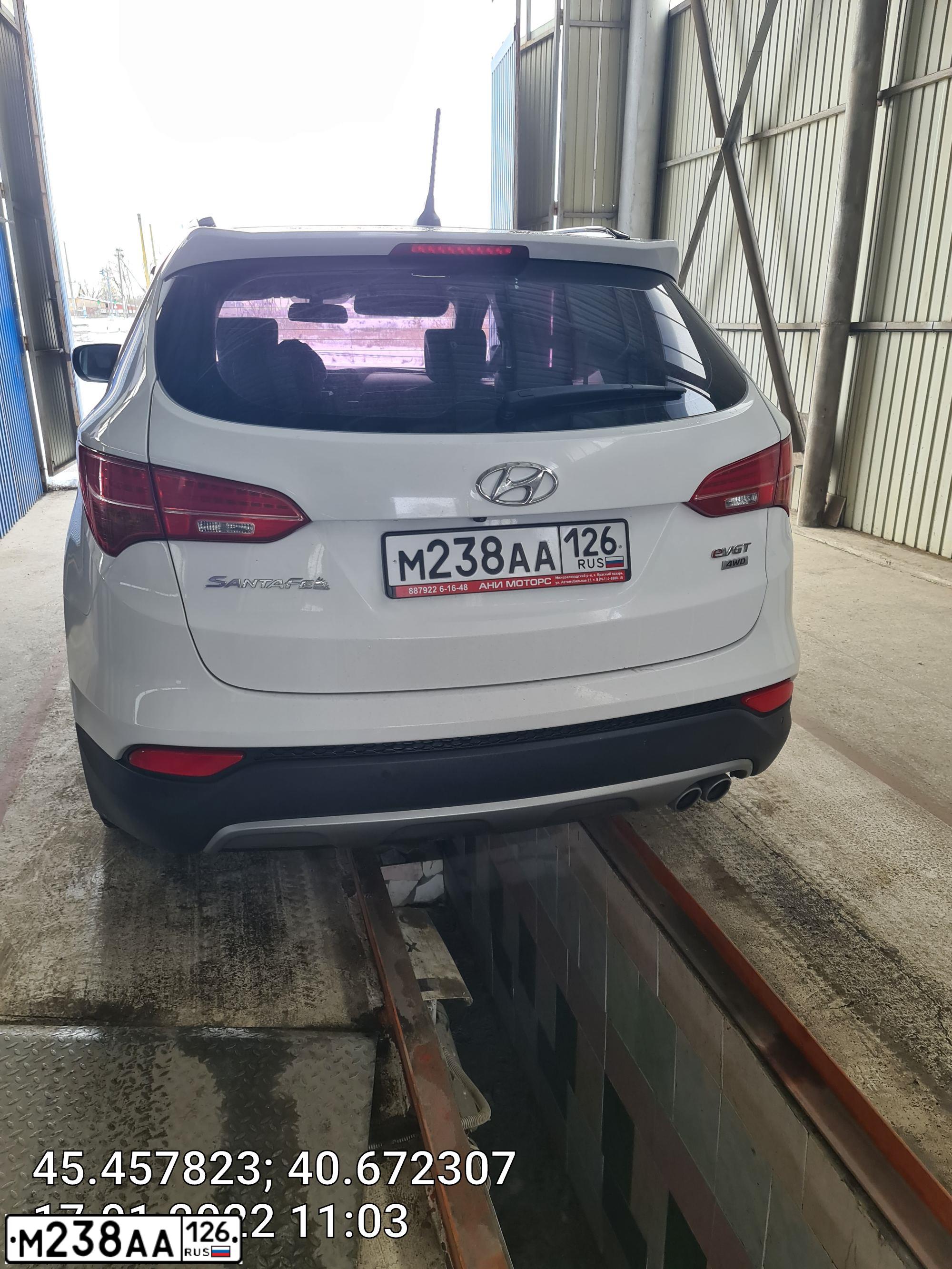 Фото автомобиля HYUNDAI SANTA FE, 2013 — госномер М238АА126. Цвет: Белый