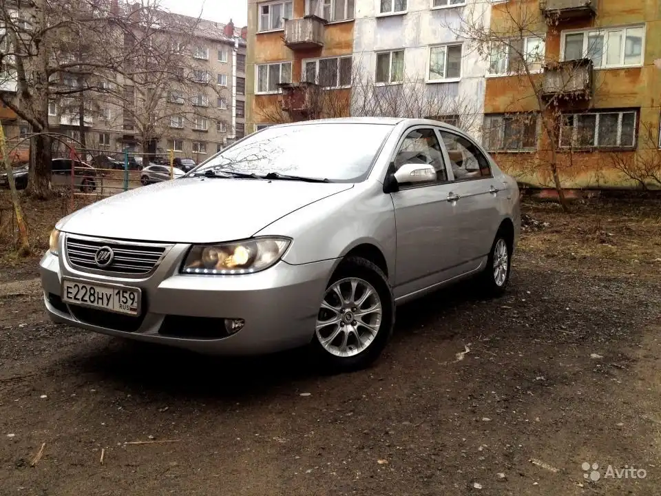 Фото автомобиля LIFAN SOLANO, 2010 — госномер М034СО159. Цвет: СЕРЕБРО