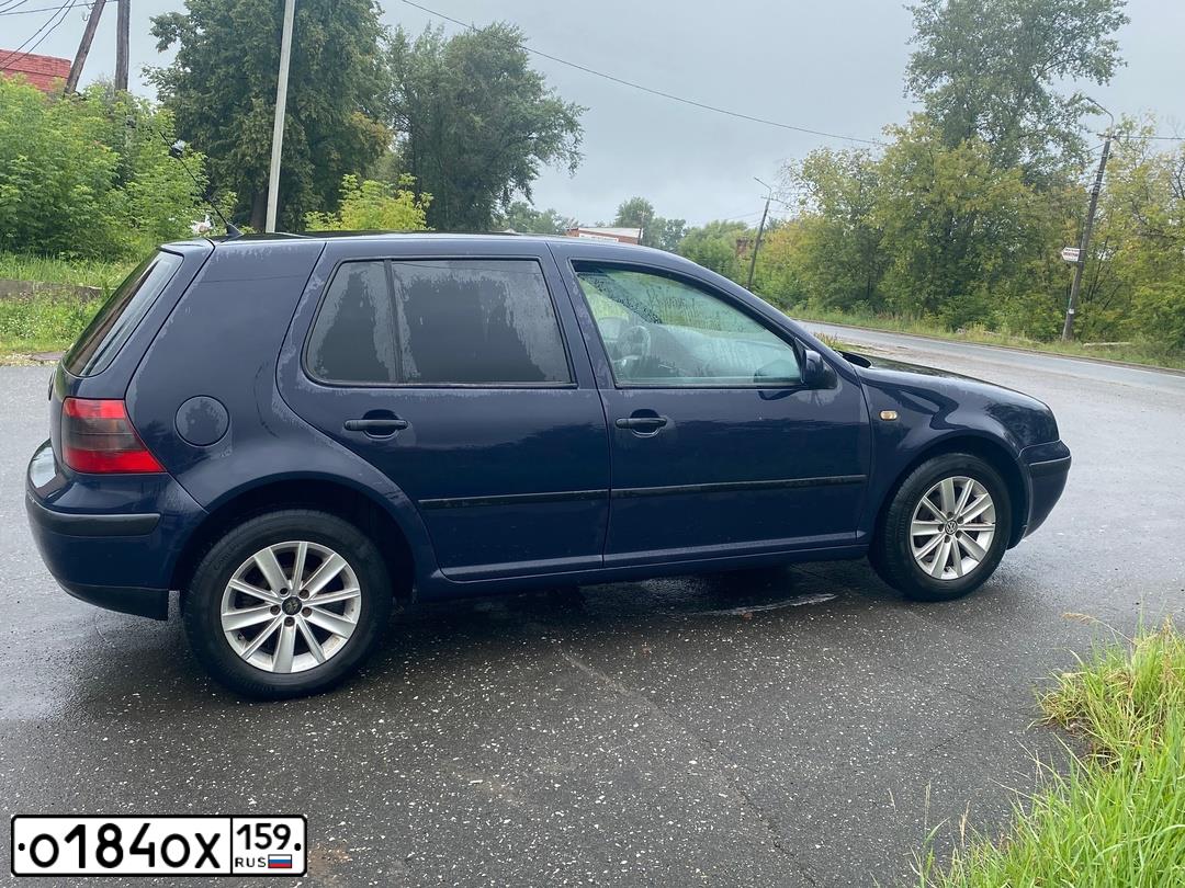 Фото автомобиля VOLKSWAGEN GOLF, 1999 — госномер О184ОХ159. Цвет: синий