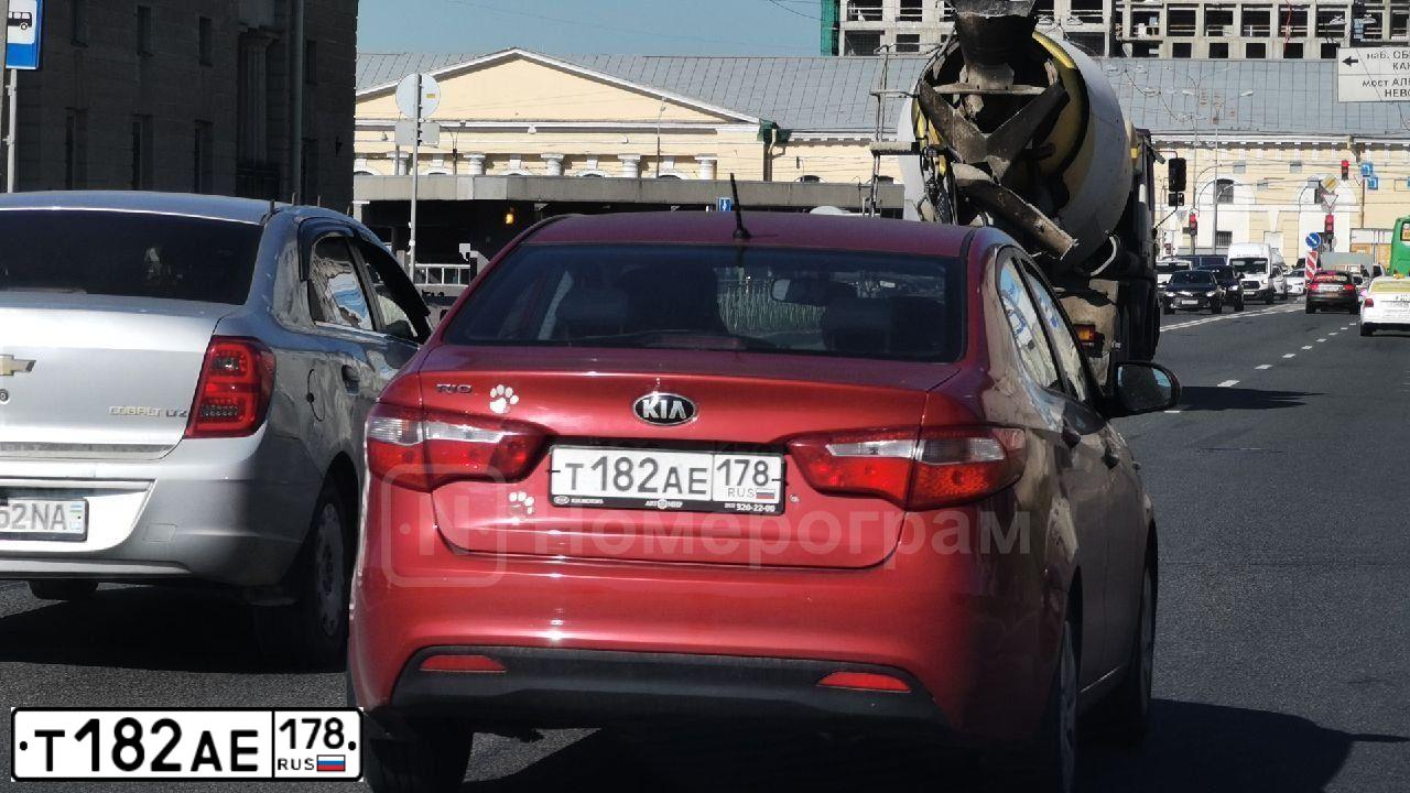 Фото автомобиля KIA RIO, 2014 — госномер Т182АЕ178. Цвет: КРАСНЫЙ