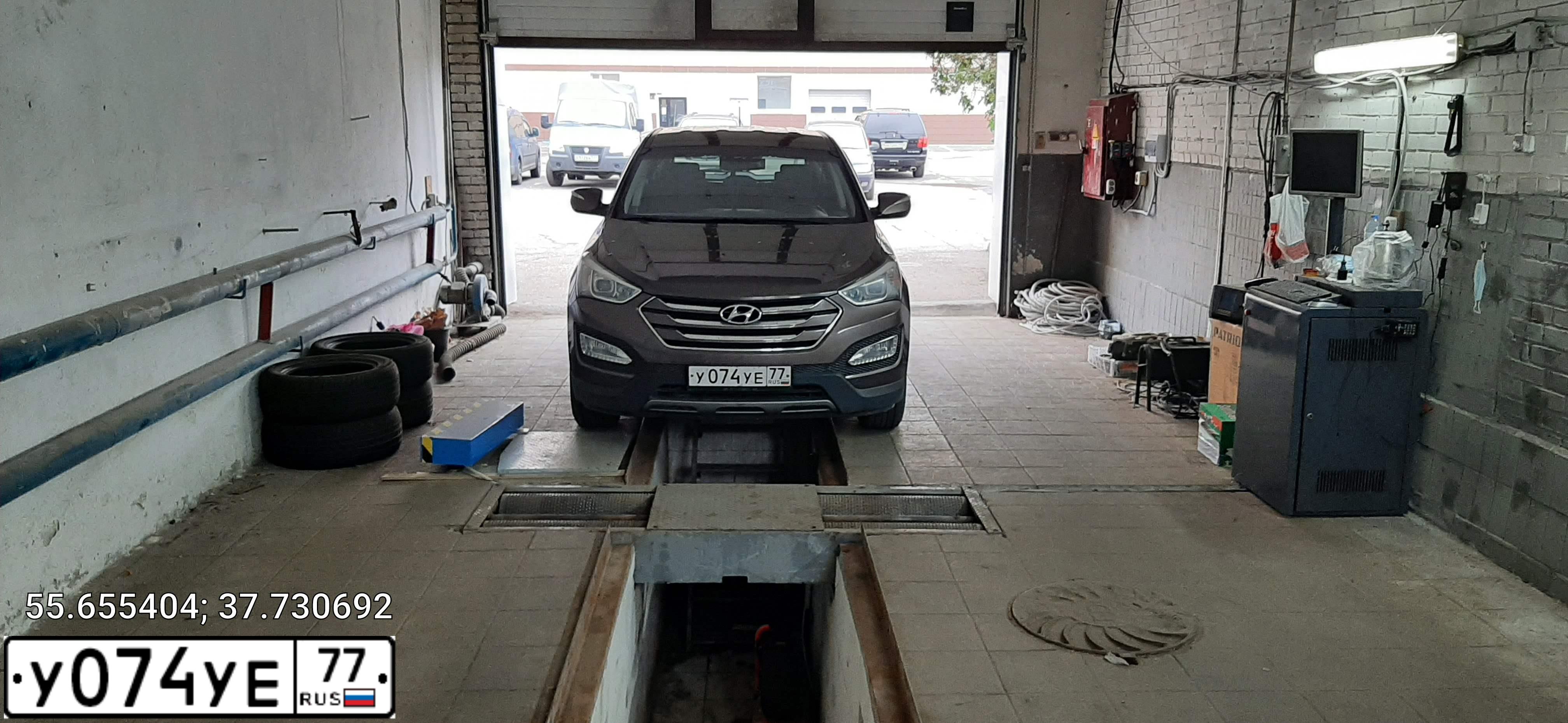Фото автомобиля HYUNDAI SANTA FE, 2013 — госномер У074УЕ77. Цвет: Коричневый