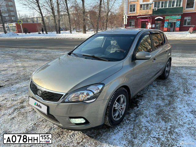 Фото автомобиля KIA CEE'D, 2010 — госномер Т515МН55. Цвет: Серебристый