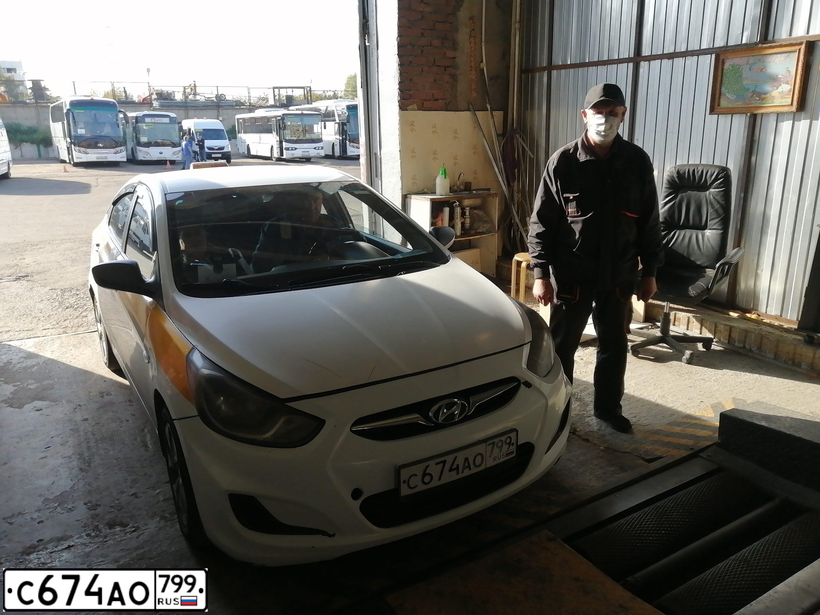 Фото автомобиля HYUNDAI SOLARIS, 2013 — госномер С674АО799. Цвет: БЕЛЫЙ-ЖЕЛТЫЙ-СЕРЫЙ