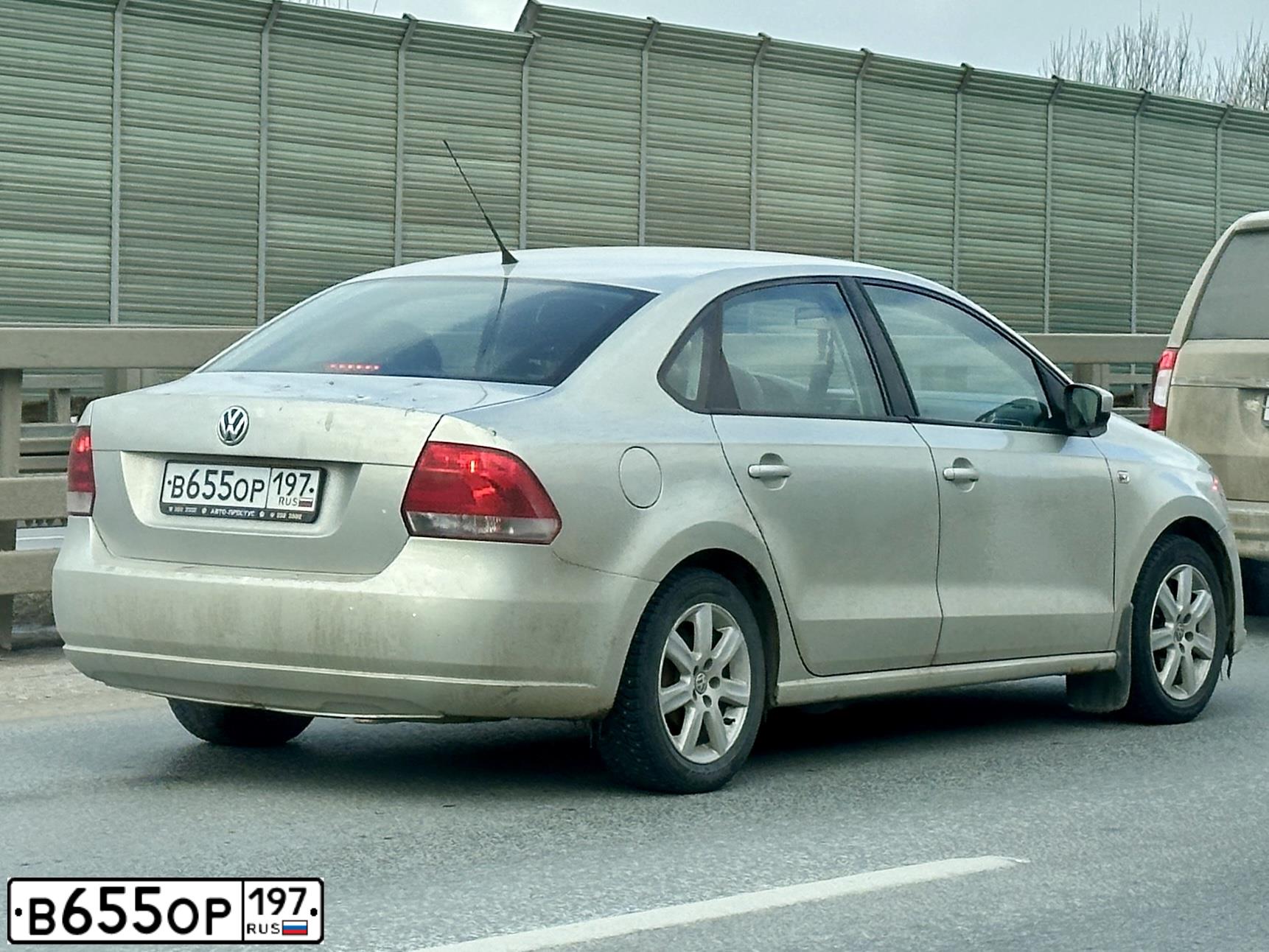 Фото автомобиля VOLKSWAGEN POLO, 2011 — госномер В655ОР197. Цвет: СЕРЕБРИСТО-ЖЕЛТЫЙ