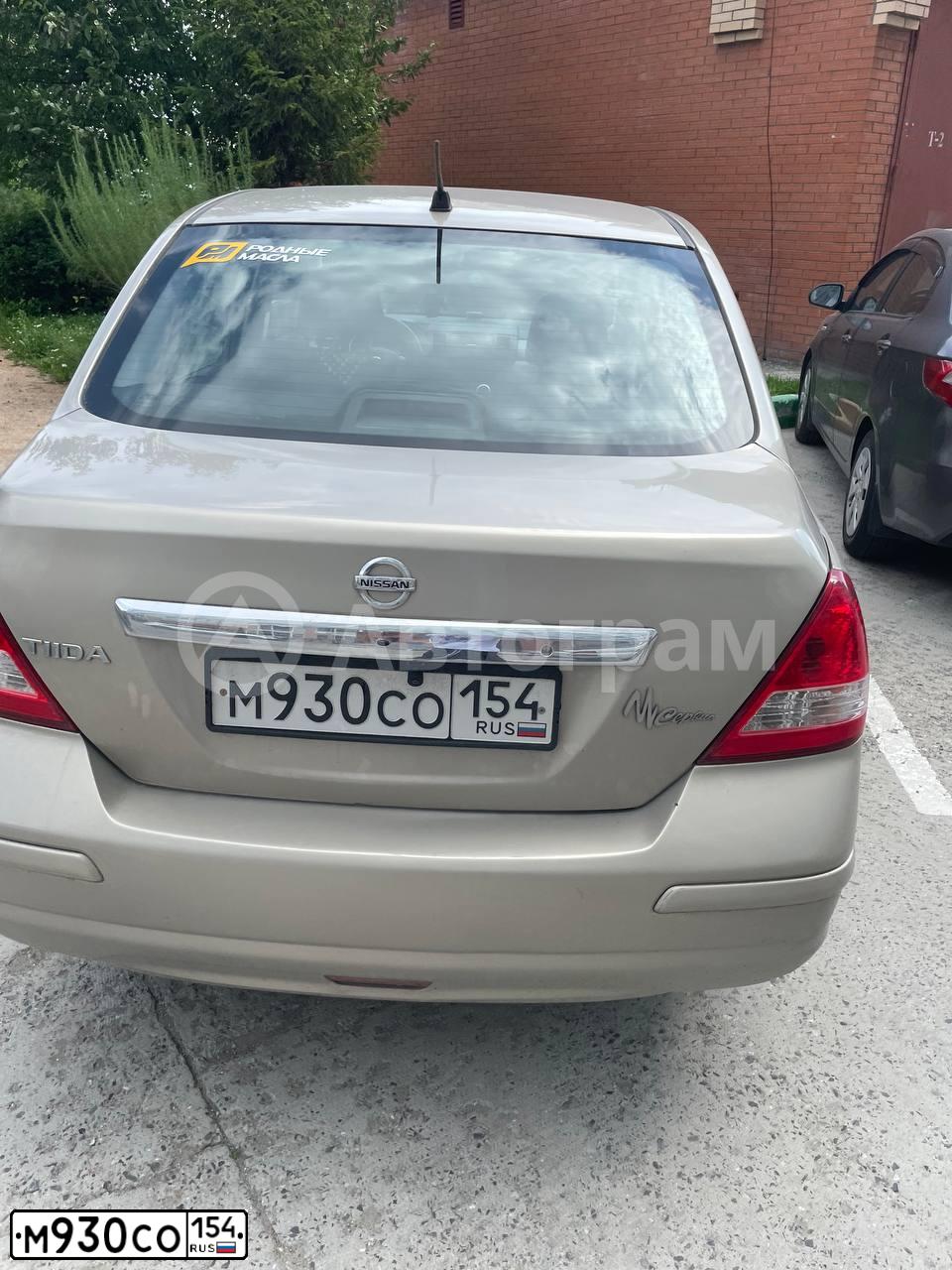 Фото автомобиля NISSAN TIIDA, 2011 — госномер Е548СВ190. Цвет: СВЕТЛО-КОРИЧНЕВЫЙ