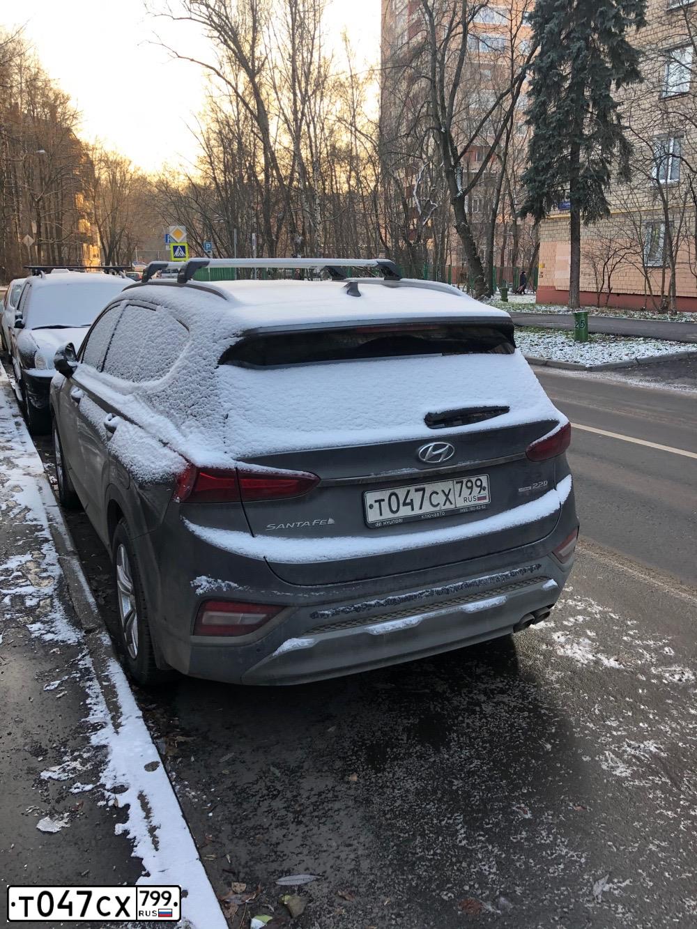 Фото автомобиля HYUNDAI SANTA FE, 2019 — госномер Т047СХ799. Цвет: ТЕМНО-СЕРЫЙ