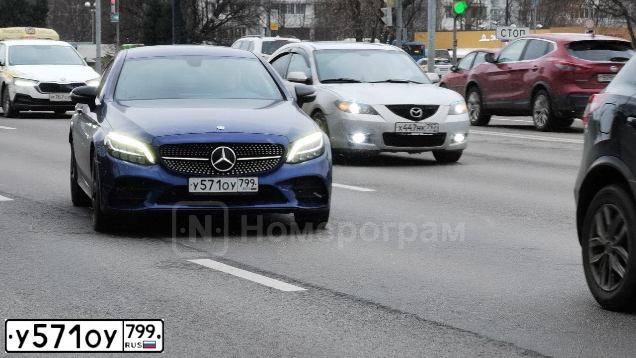 Фото автомобиля MERCEDES-BENZ C180, 2019 — госномер Р234УО124. Цвет: синий