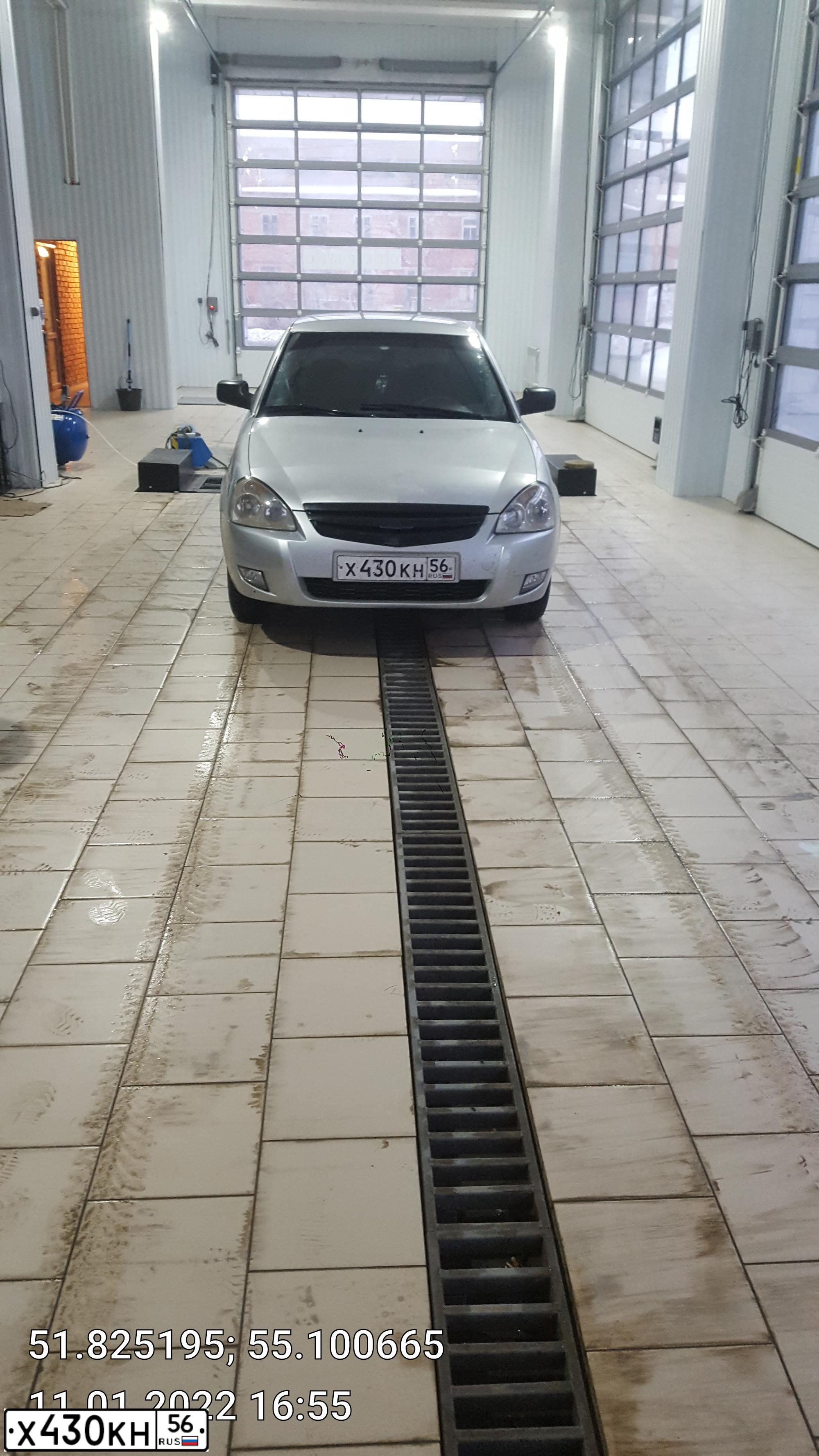 Фото автомобиля LADA 2170 PRIORA, 2007 — госномер Х430КН56. Цвет: Светло-серебристый металик