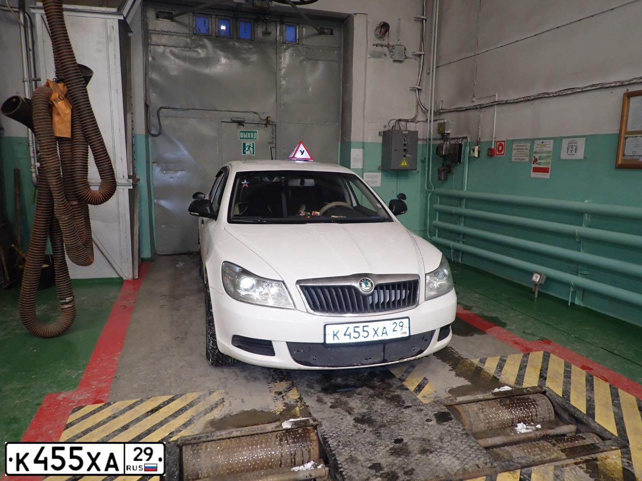 Фото автомобиля SKODA OCTAVIA, 2013 — госномер К455ХА29. Цвет: Белый