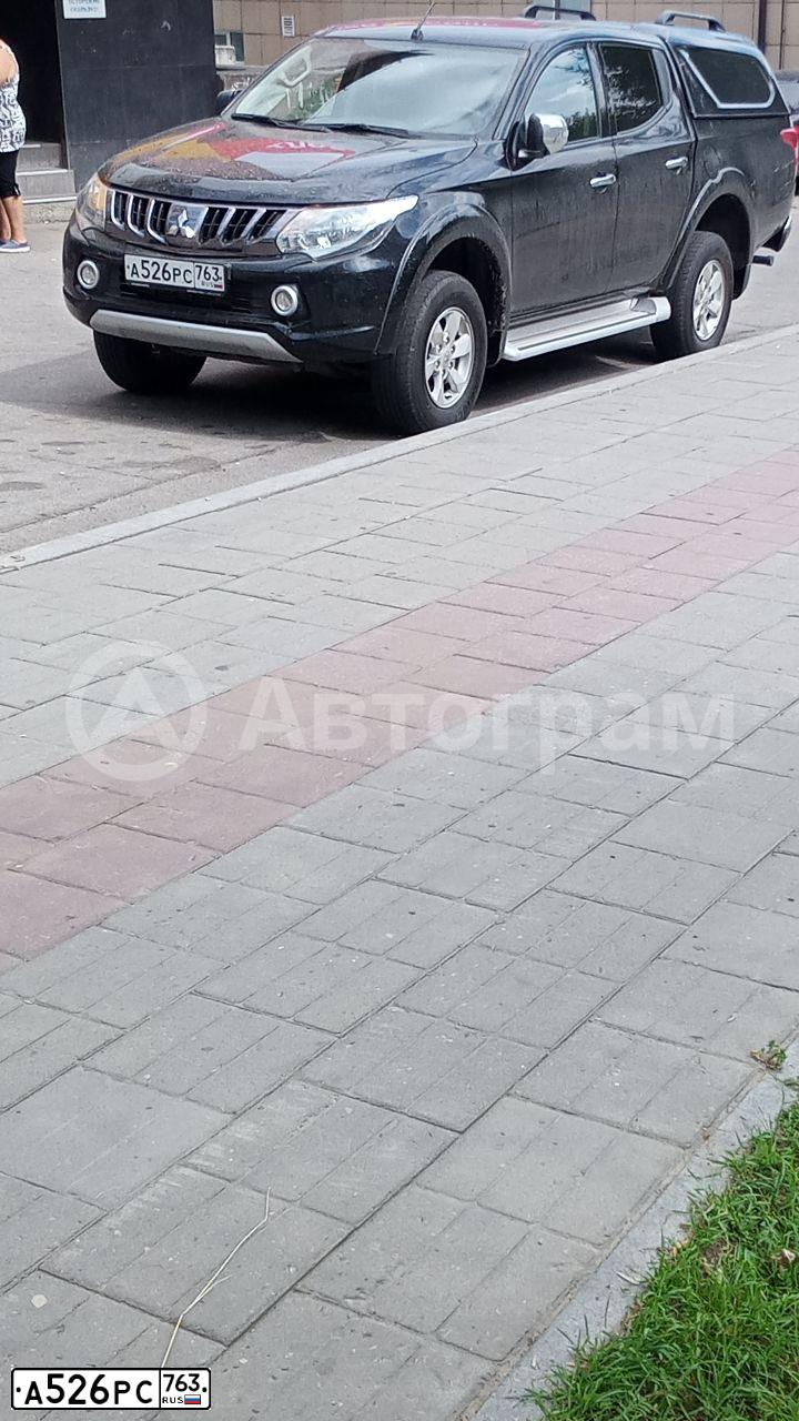 Фото автомобиля MITSUBISHI L 200, 2018 — госномер А526РС763. Цвет: ЧЕРНЫЙ