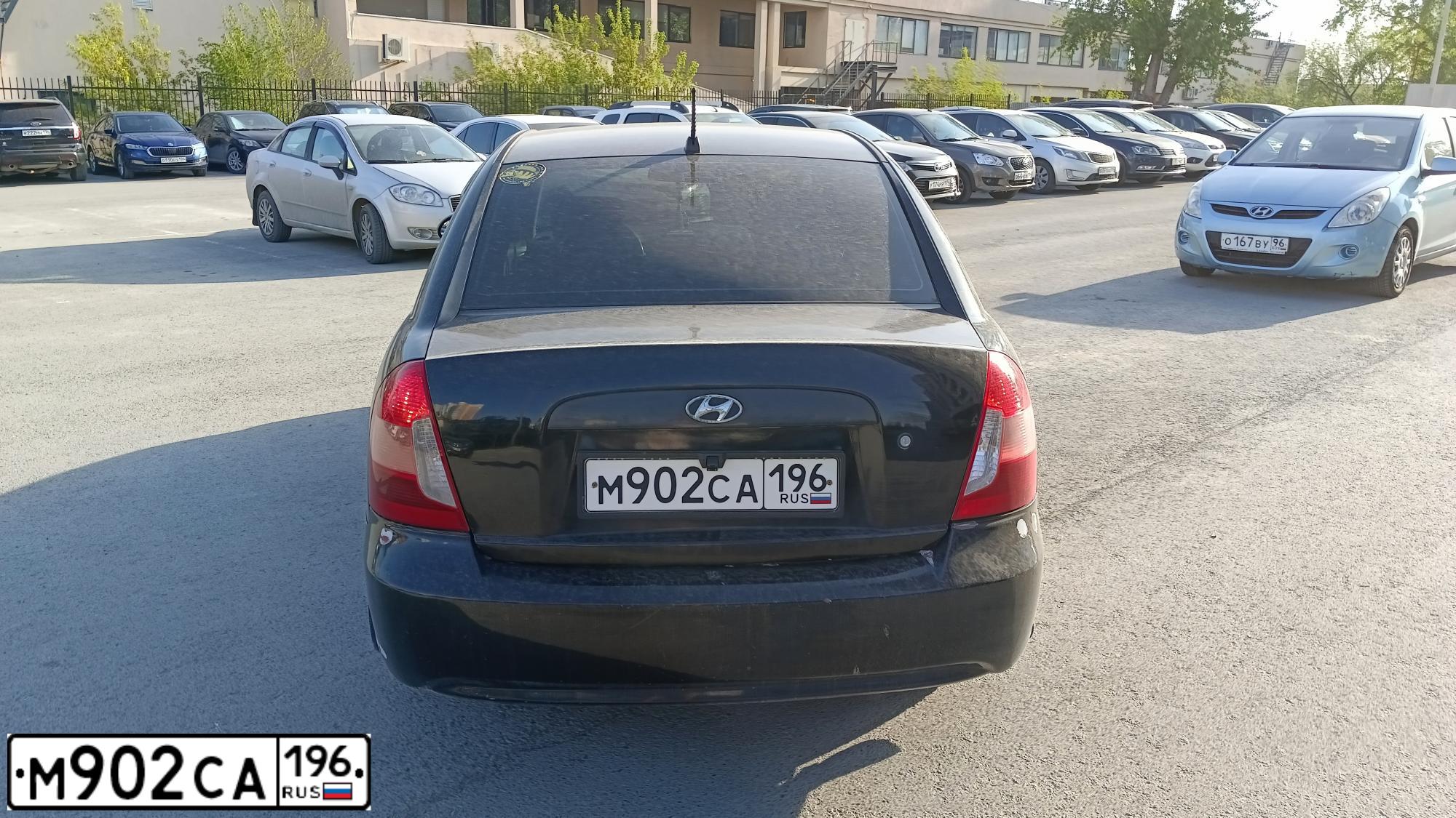 Фото автомобиля HYUNDAI VERNA, 2006 — госномер В201НТ96. Цвет: ЧЕРНЫЙ
