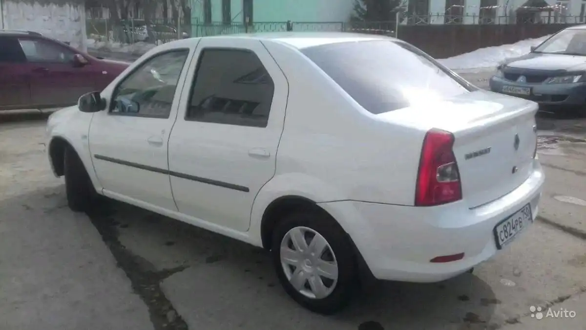 Фото автомобиля RENAULT LOGAN, 2013 — госномер С824РВ750. Цвет: Белый