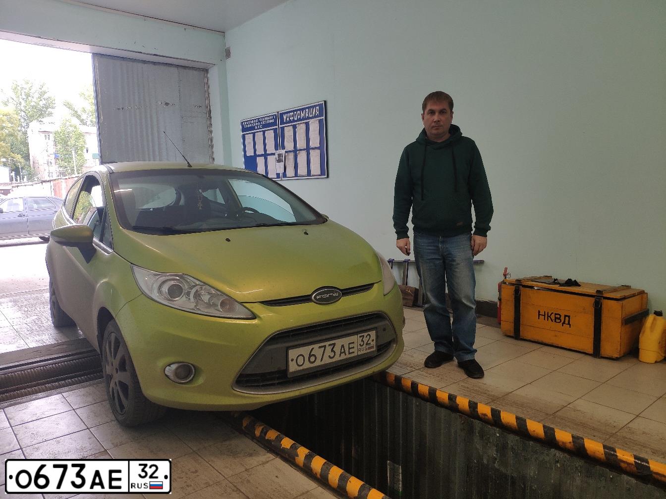 Фото автомобиля FORD FIESTA / ASPIRE, 2010 — госномер О673АЕ32. Цвет: САЛАТОВЫЙ