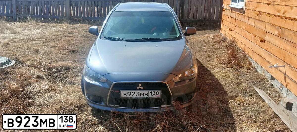Фото автомобиля MITSUBISHI LANCER, 2011 — госномер В923МВ138. Цвет: Серый
