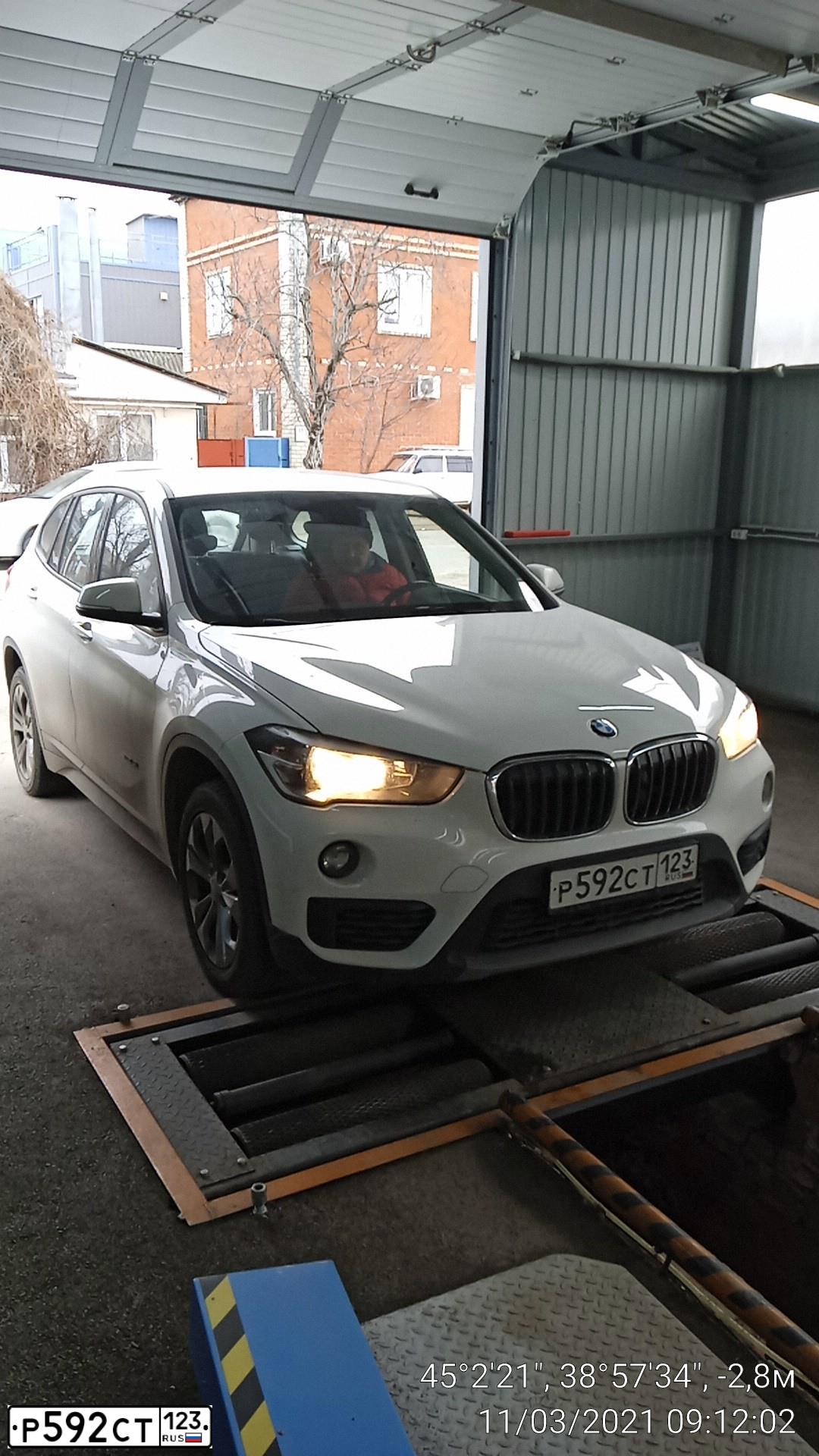 Фото автомобиля BMW X1, 2016 — госномер А535НЕ01. Цвет: Белый