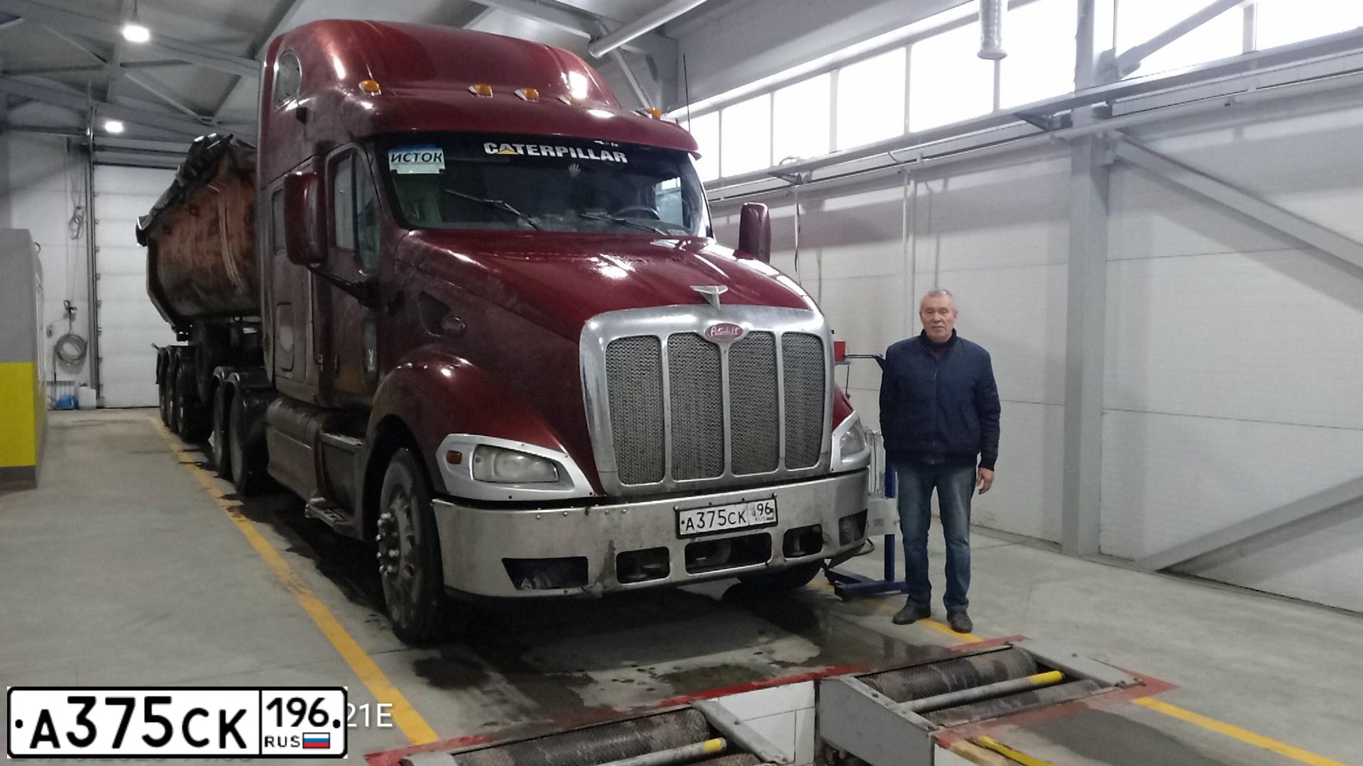 Фото автомобиля PETERBILT 387, 2003 — госномер А375СК196. Цвет: КРАСНЫЙ (ВИШНЕВЫЙ