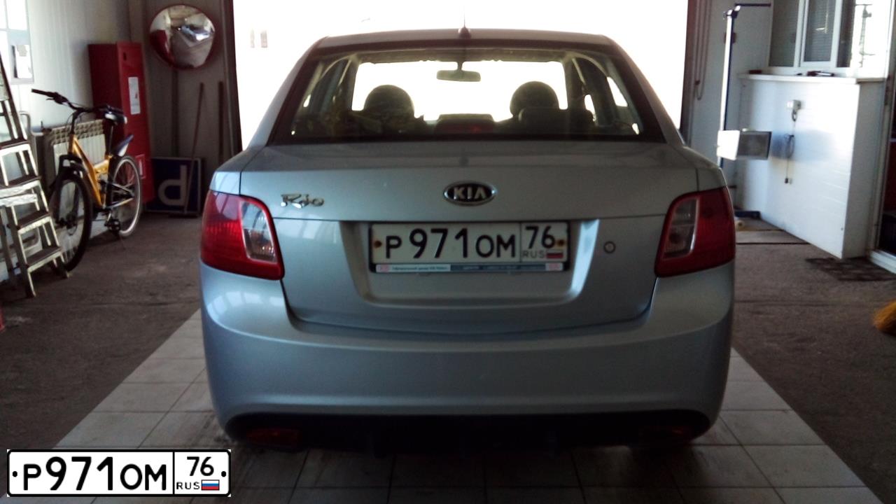 Фото автомобиля KIA RIO, 2010 — госномер Р971ОМ76. Цвет: СВЕТЛО-СЕРЫЙ